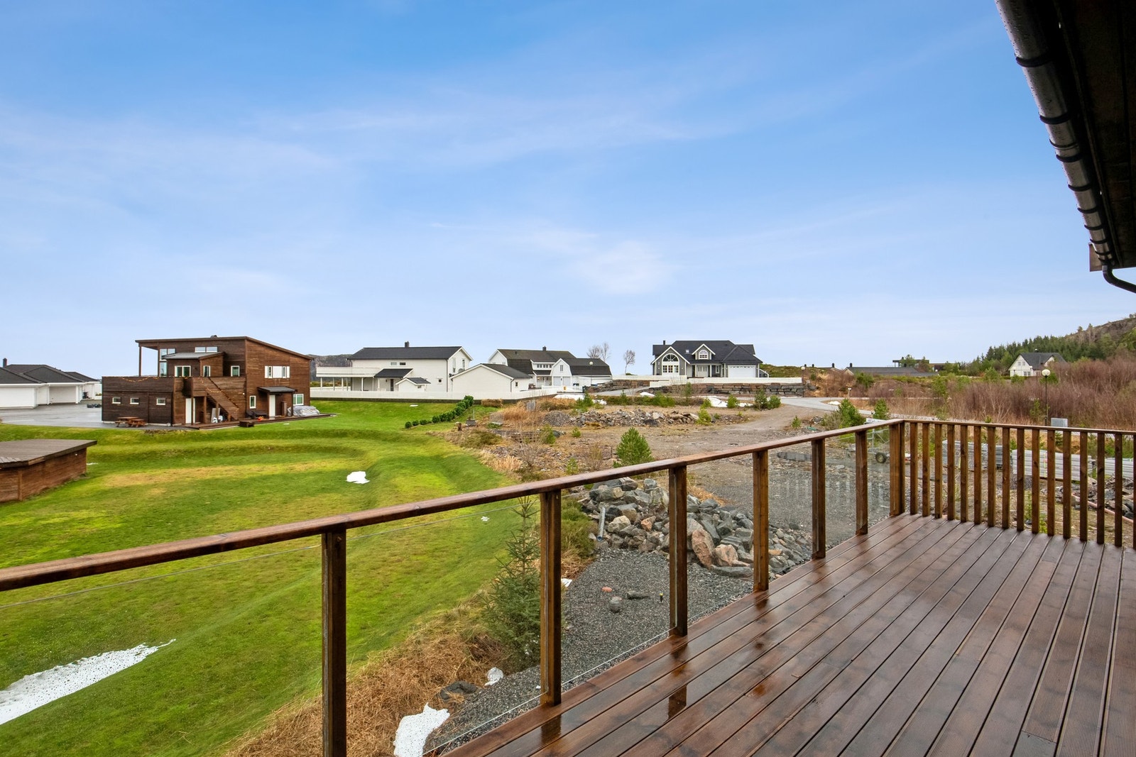 Romslig veranda med gode solforhold. Galleribilde