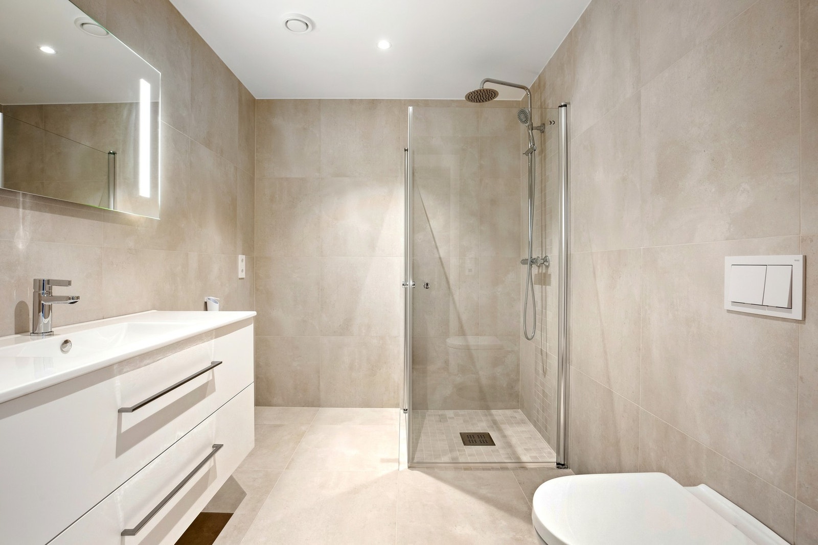 Flott innredning, vegghengt wc og nedfelte dusjvegger. Galleribilde