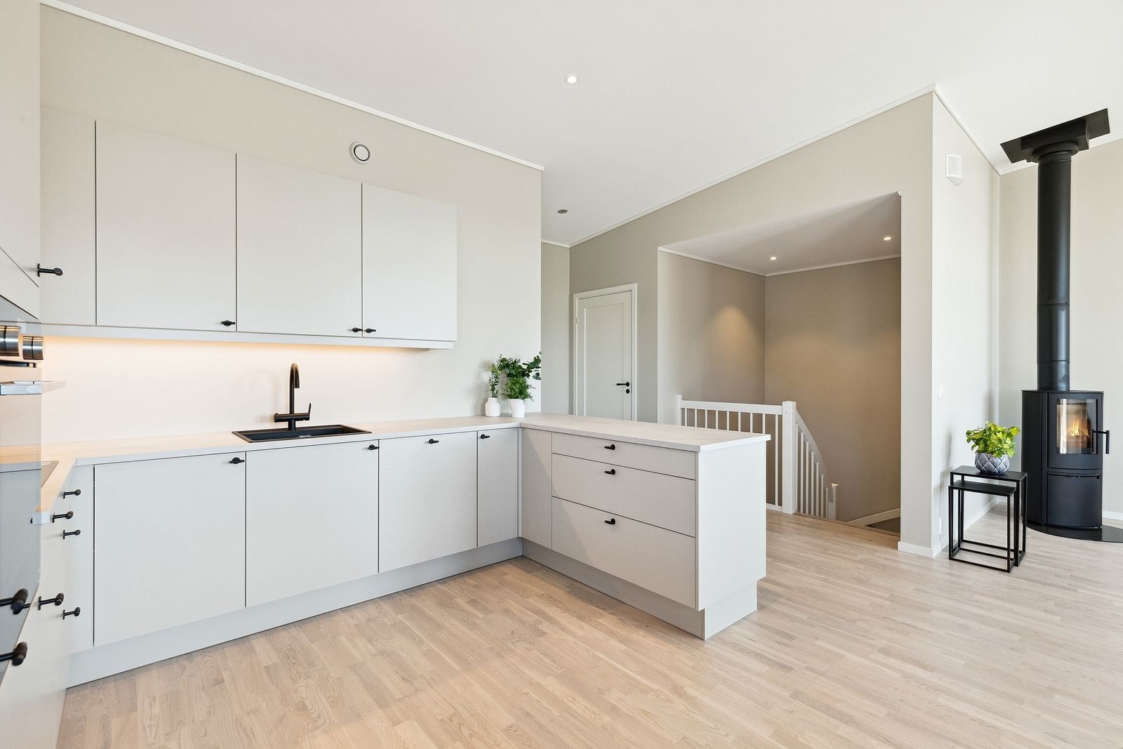 Kjøkken fra HTH, vedovn fra Peisselskabet. Illustrasjonsfoto. Galleribilde