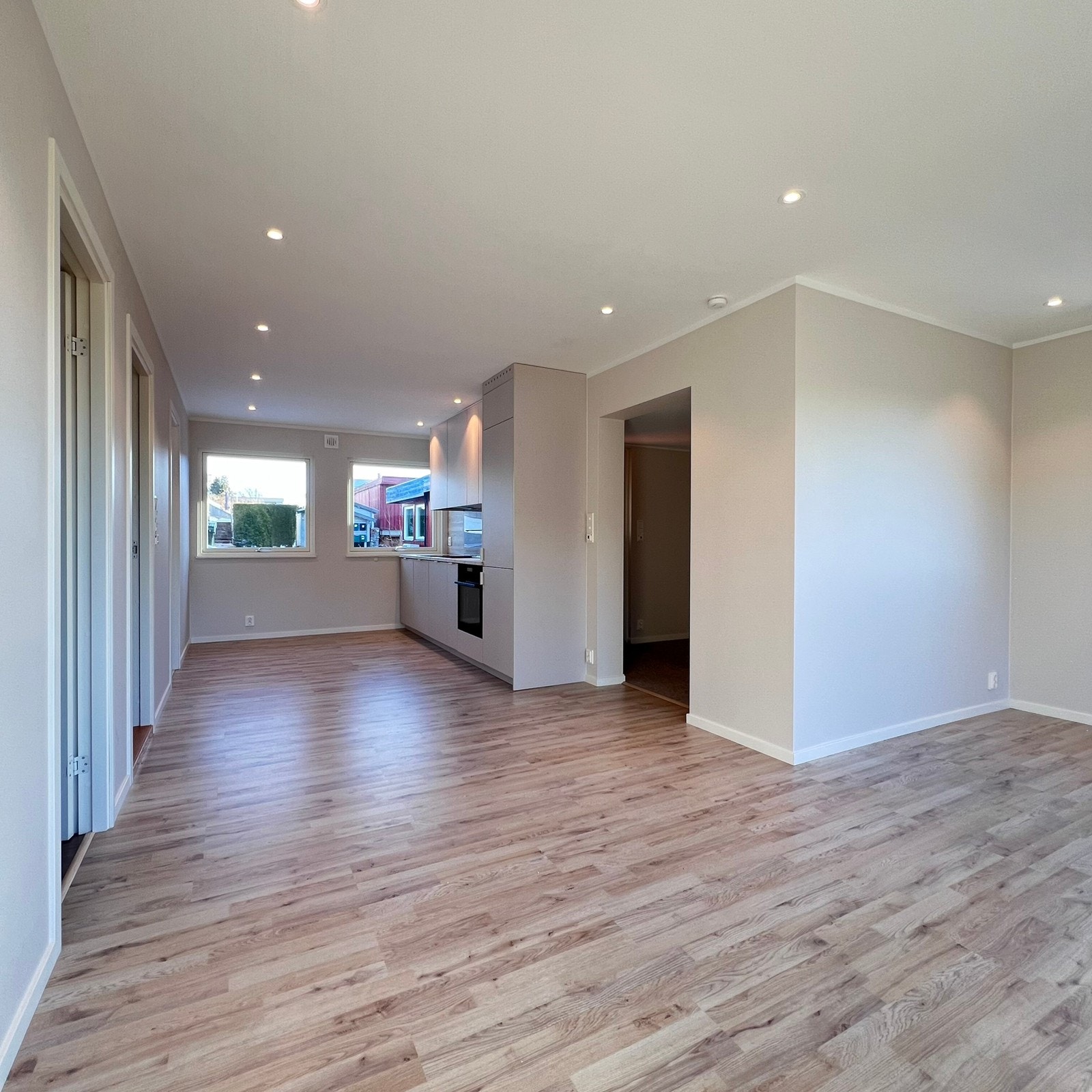 Boligen er totalrenovert i 2024/2025 med en gjennomgående lys utførelse i naturskjønne omgivelse Galleribilde