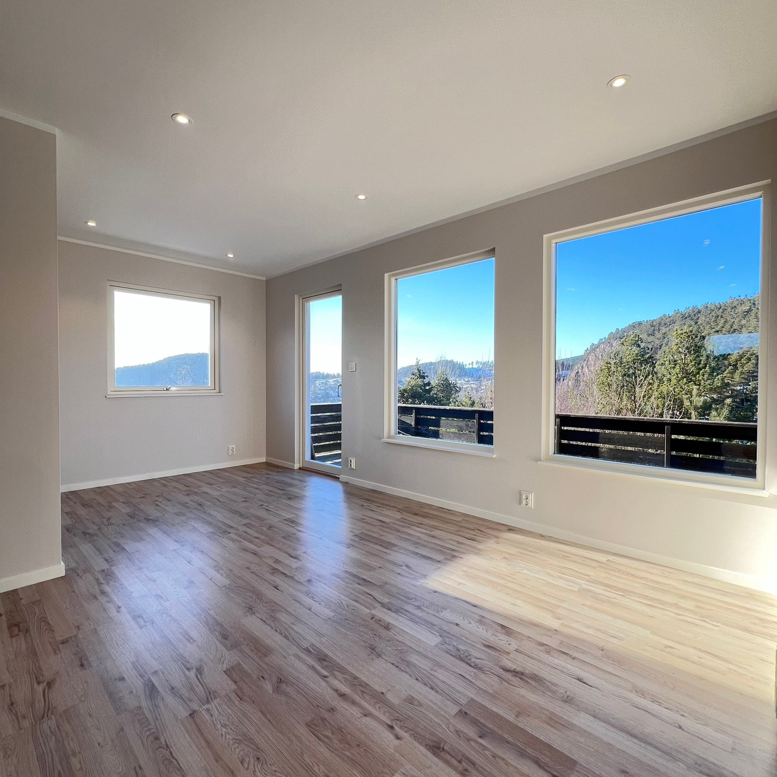 Laminat på gulv med varmefolje i stue og kjøkken, gips vegger og malt himling Galleribilde