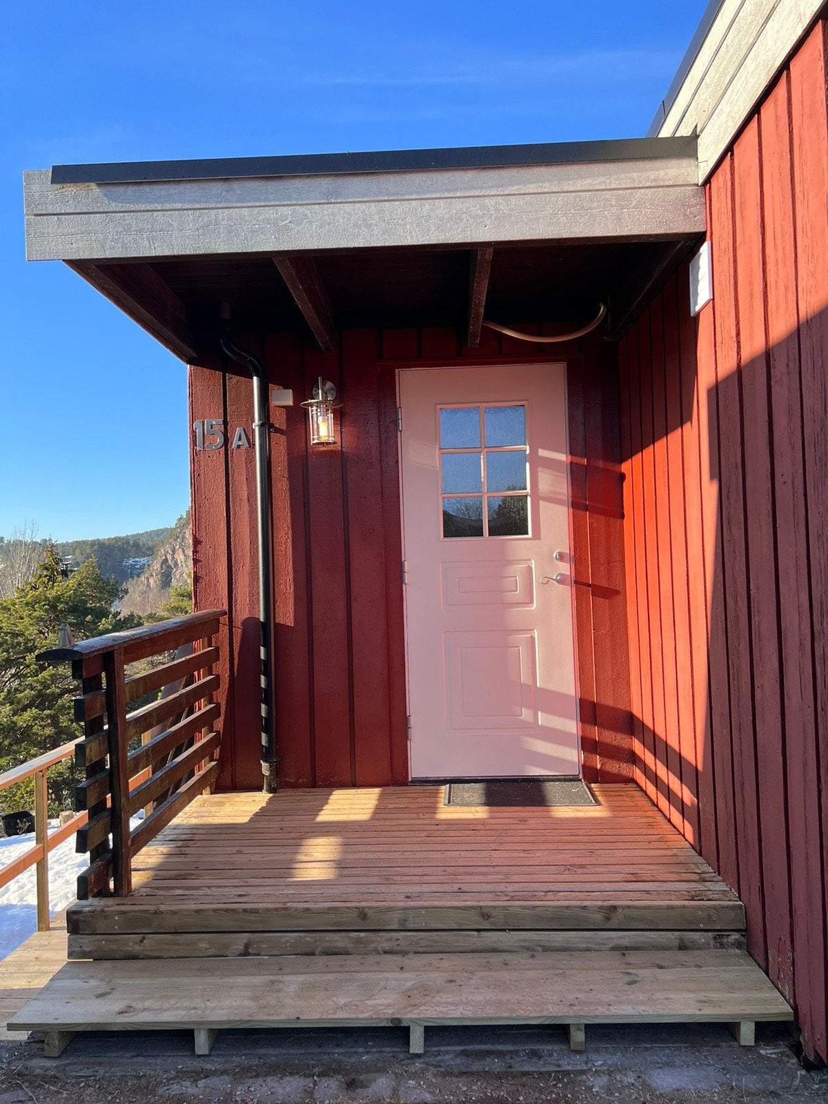 Parkering på egen gruset tomt (ved inngangspartiet) og på fellesparkering Galleribilde