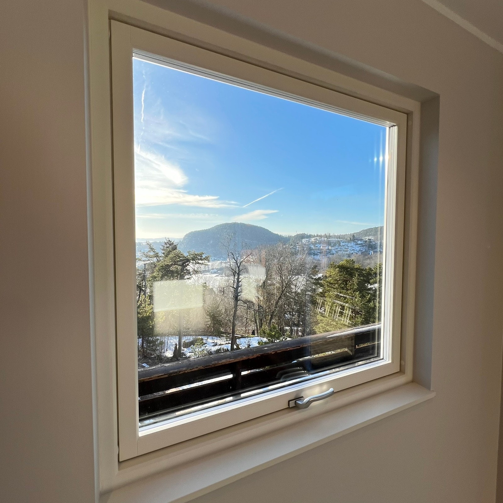 Utsikt mot skog og sjø i naturskjønne omgivelser Galleribilde