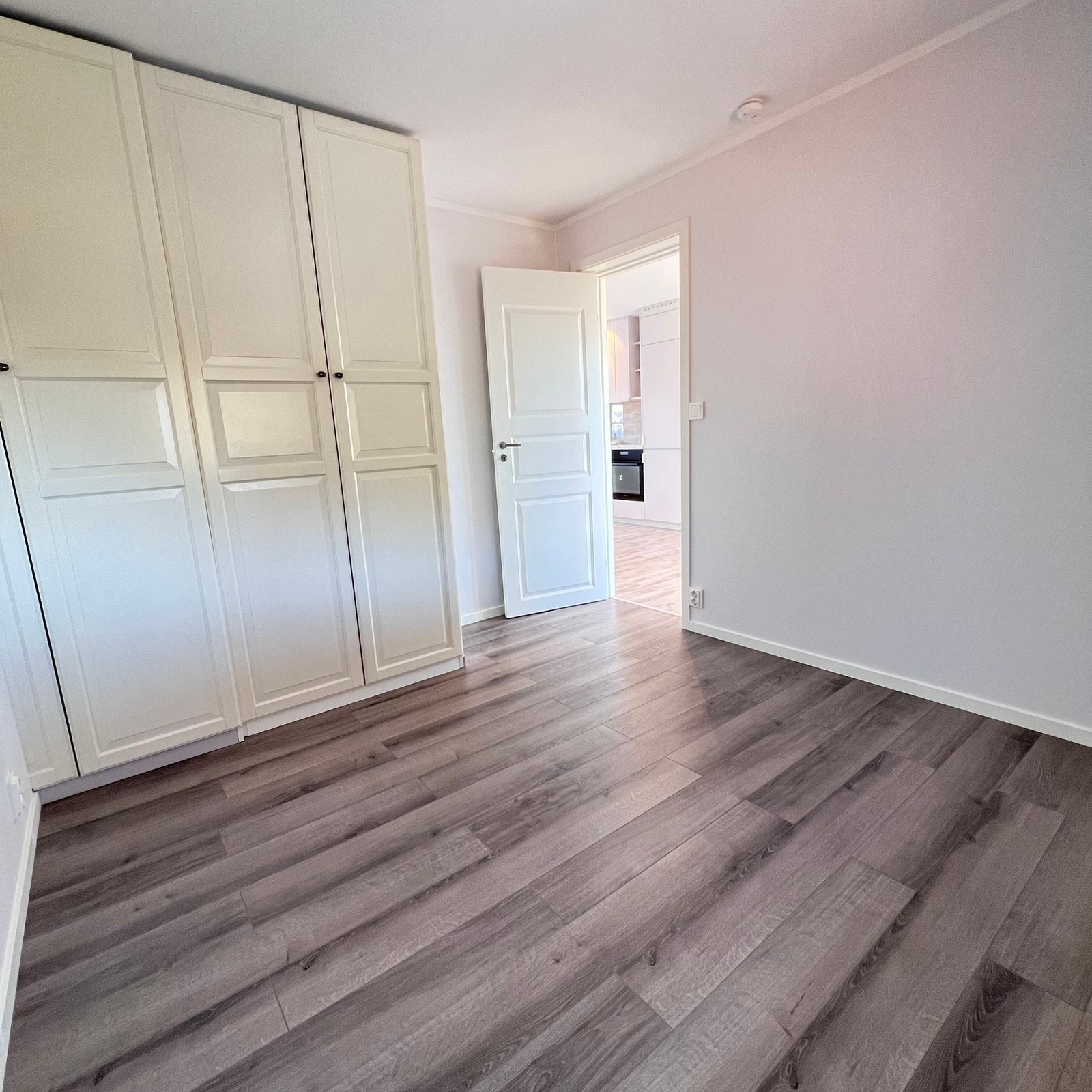 Soverom 1 med stort garderobeskap Galleribilde