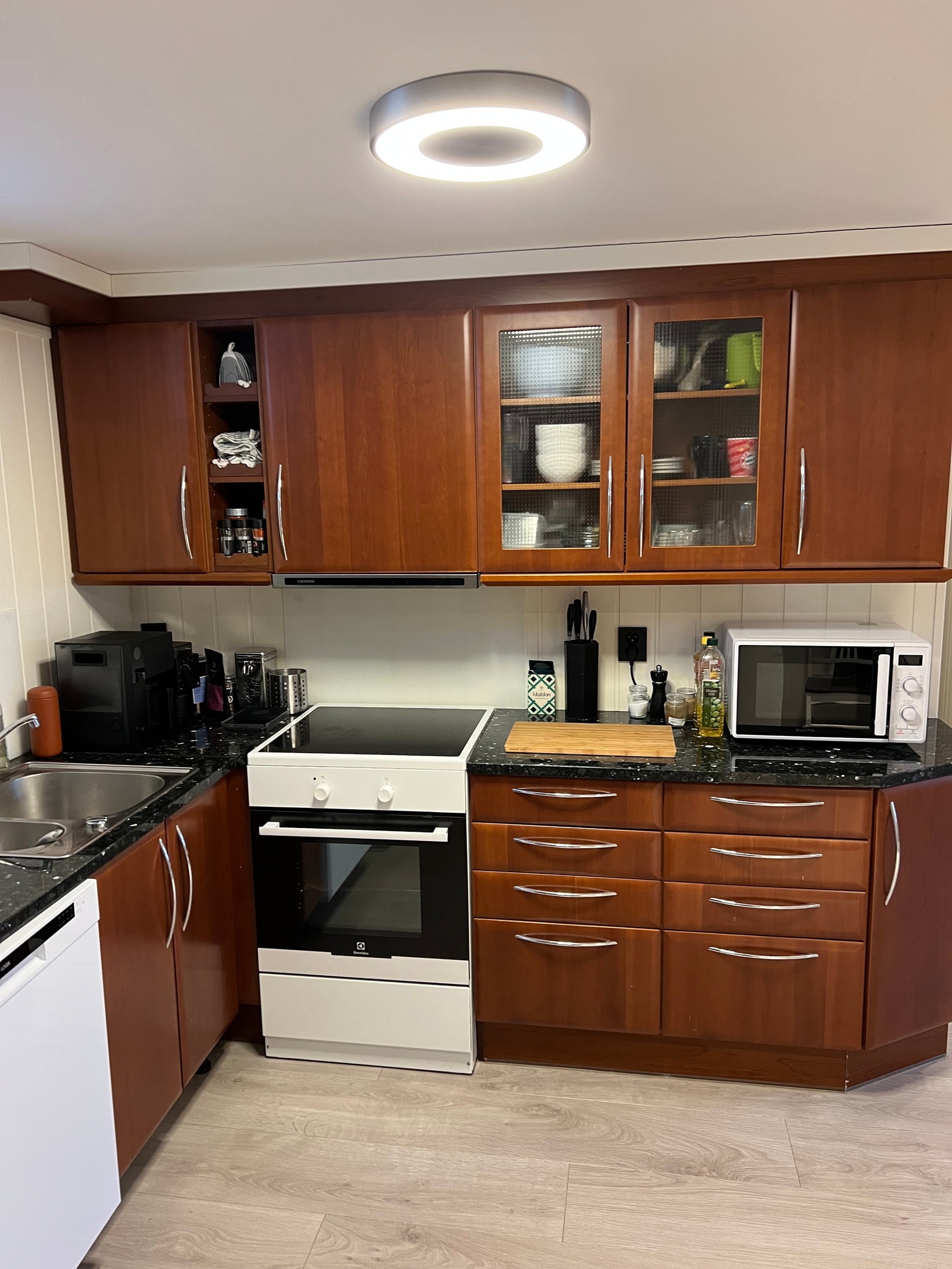 Godt utstyrt kjøkken med stenplate og kjøl/frys, induksjonsovn, vaskemasjon. Kjøkkenbord med to stoler. Service, bestikk, kaseroller og det mest nødvendige av kjøkkenutstyr kan følge med. Galleribilde