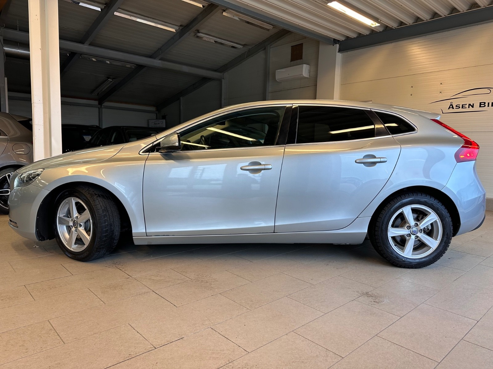 Volvo V40 1.6-114HK-AUTOMAT*WEBASTO*VOC*SKINN*KAM*PDC*DAB*BT*LED 2