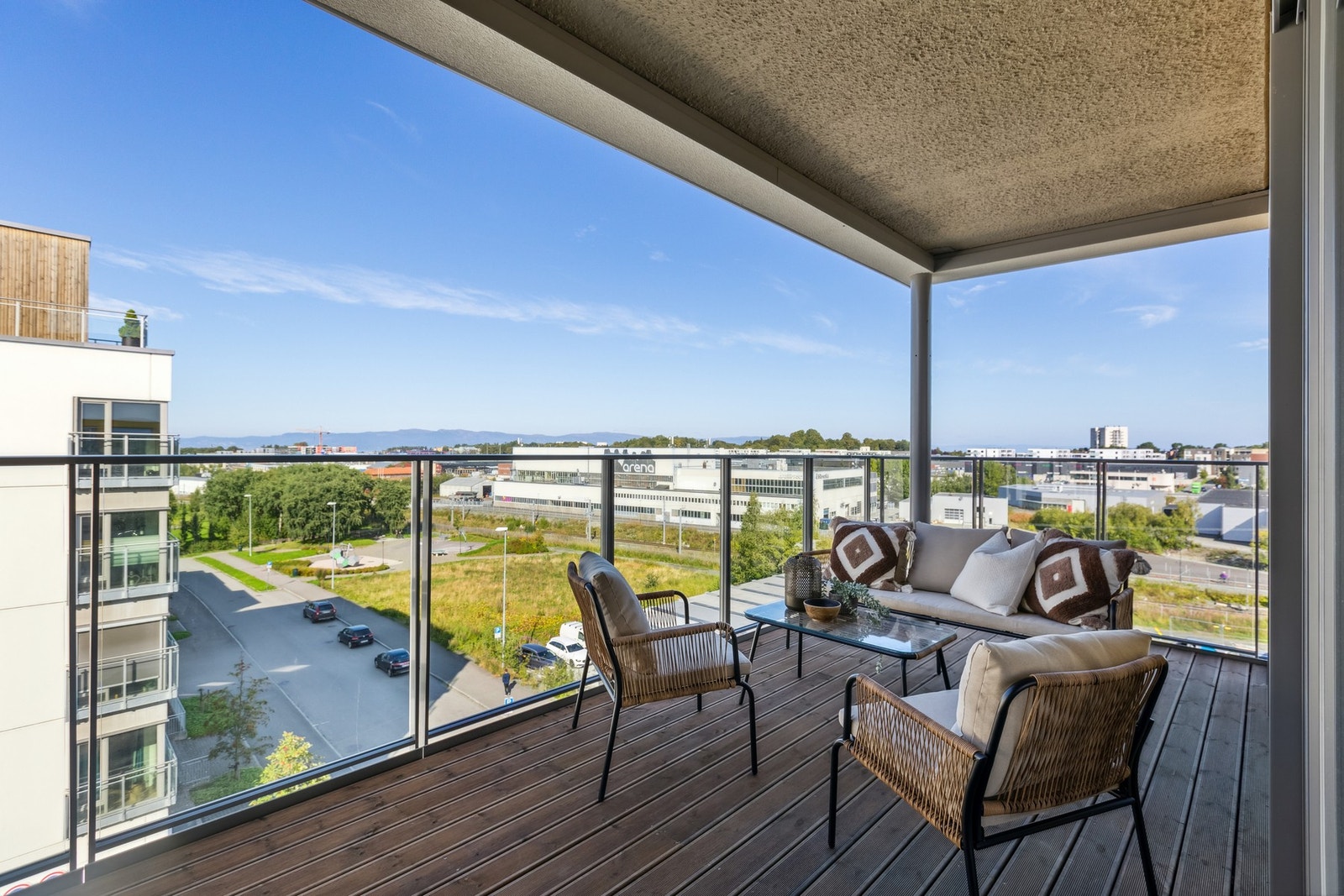 Leiligheten har herlige uteområder med flott utsikt. Galleribilde