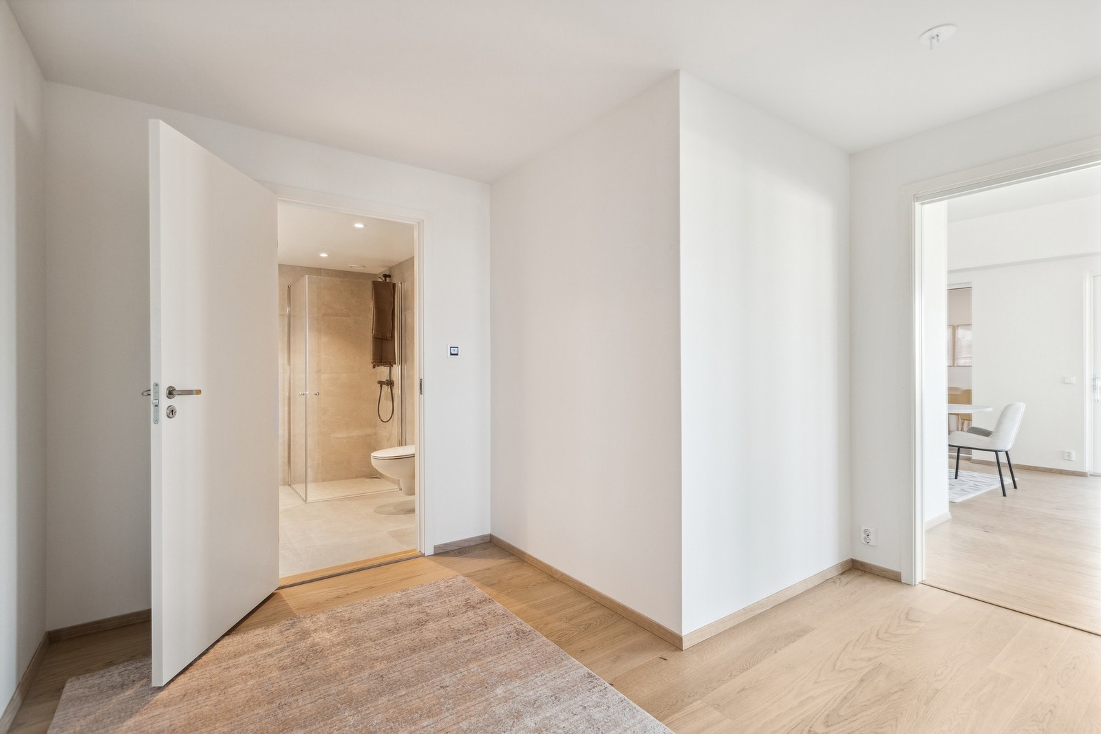 Romslig entré med oppbevaringsmuligheter. Galleribilde