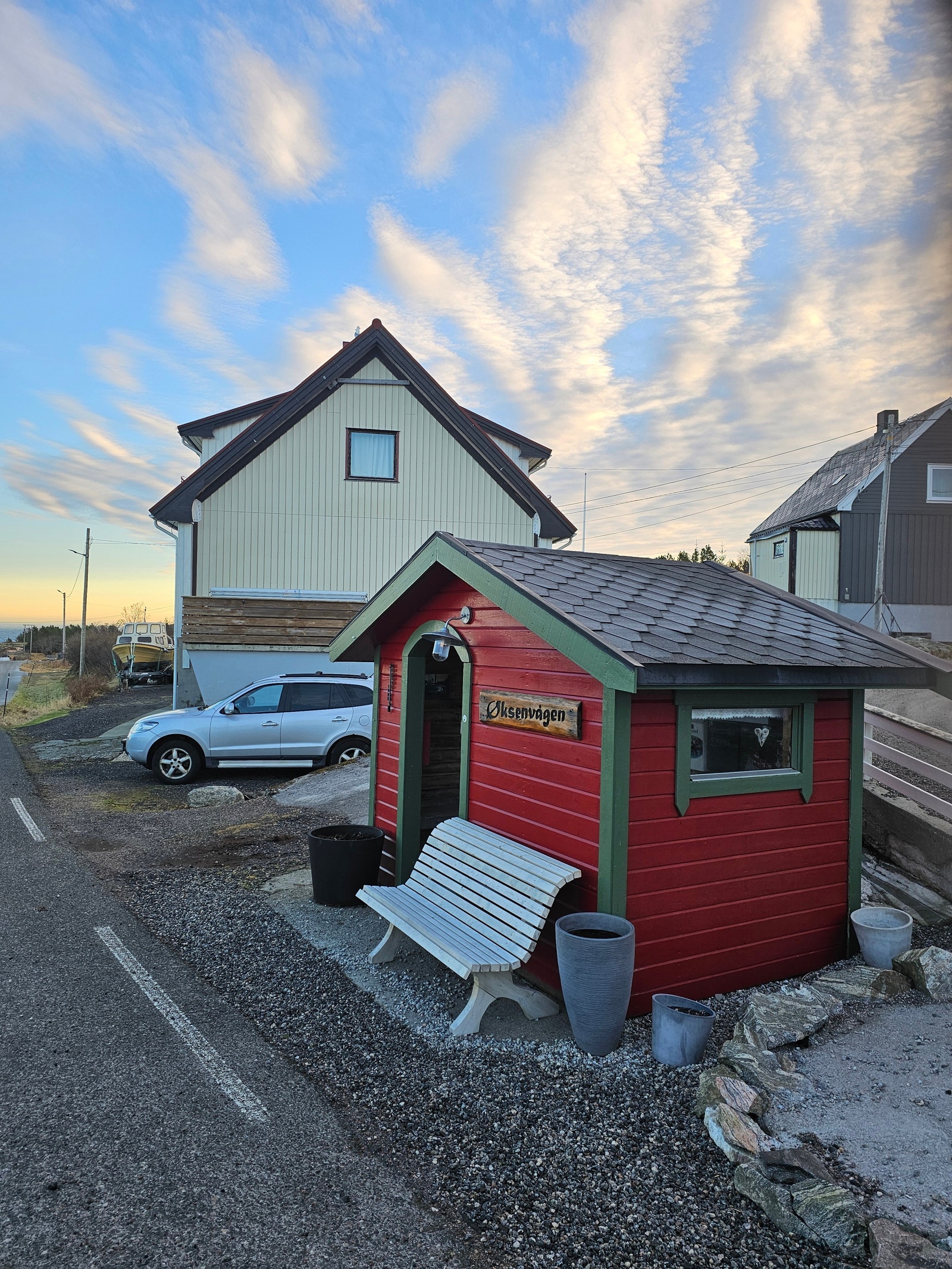 Bussholdeplass her inntil eiendommen. Galleribilde