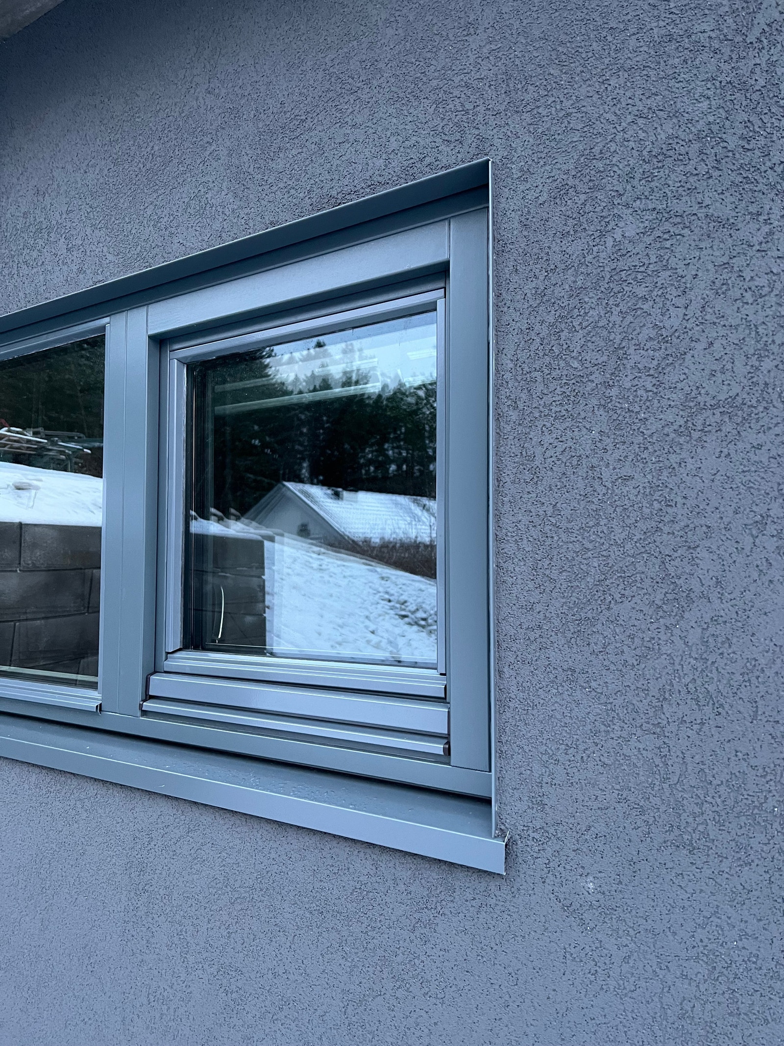 Detalj vindu/beslag/omramming v/underetg. Galleribilde