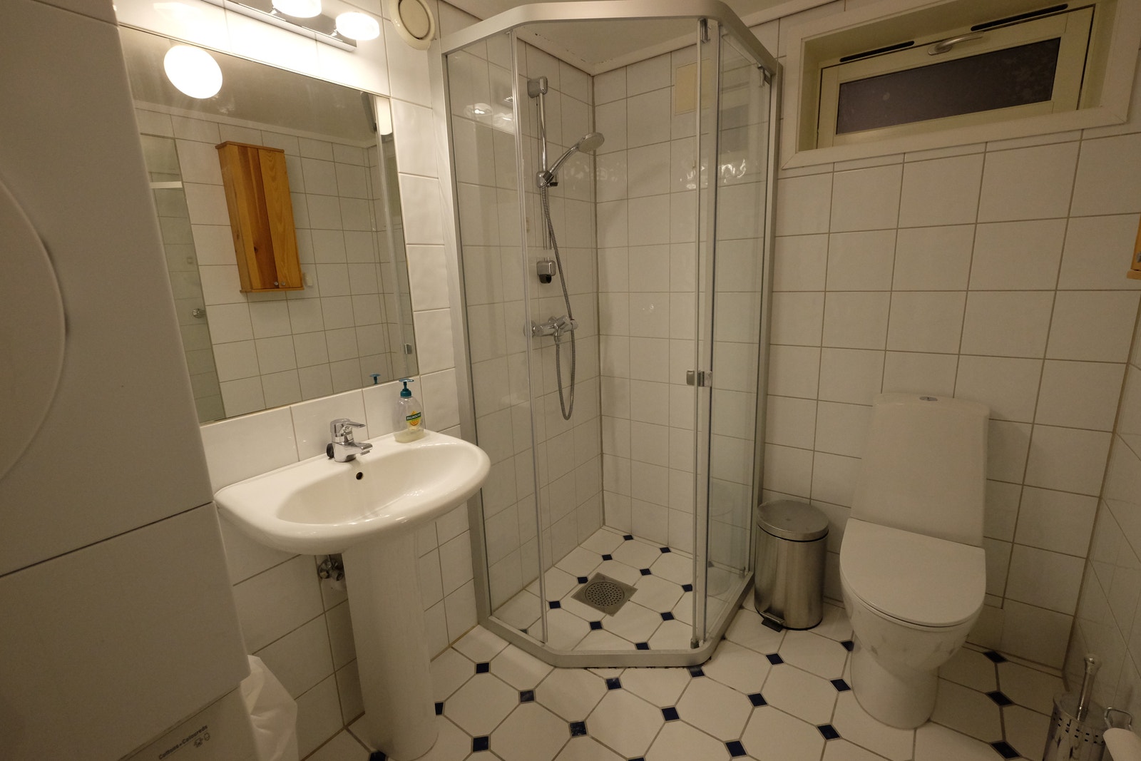 Fliselagt bad med dusj, WC, vask varmekabler i gulv. Innebygget ventilasjon. Galleribilde