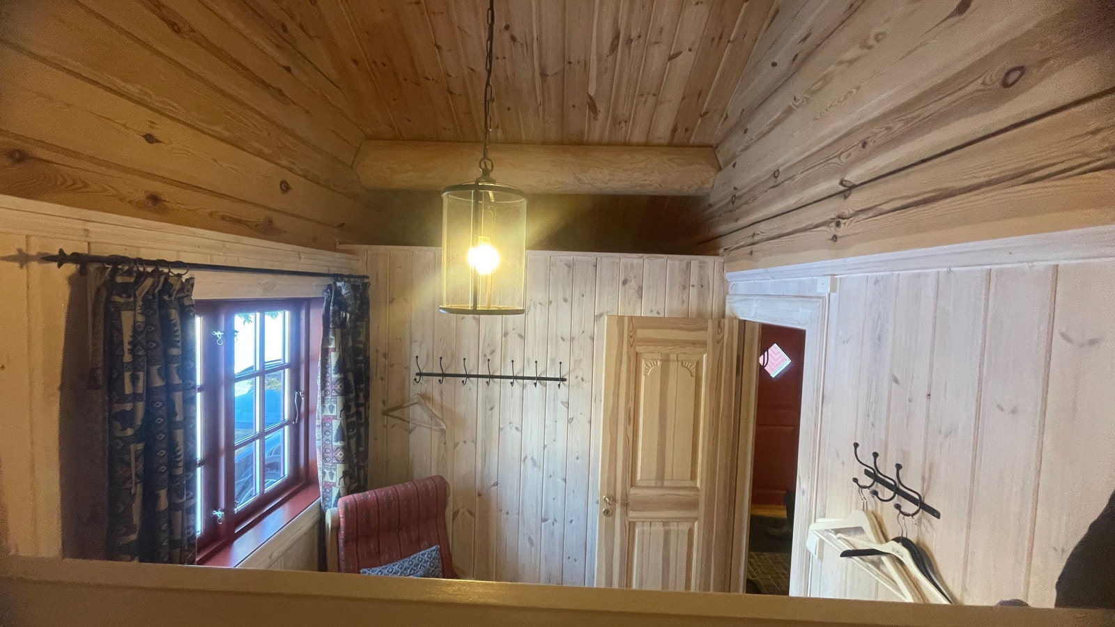 Soverom med god lagringsplass Galleribilde