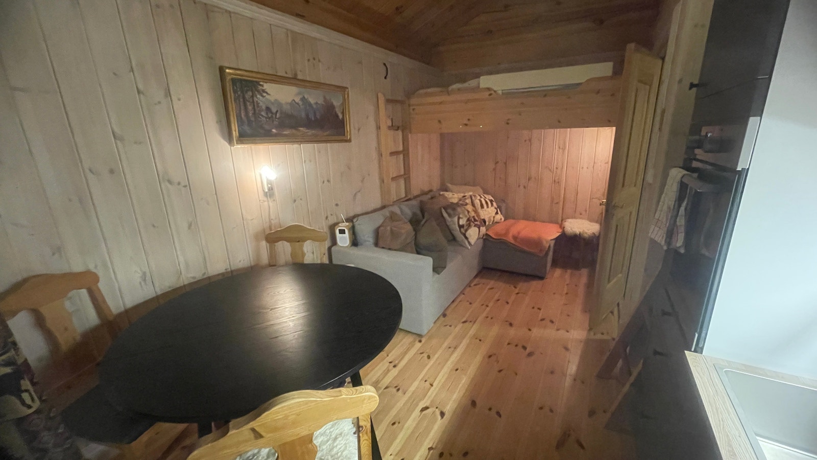 Kjøkken/stue med spisebord Galleribilde