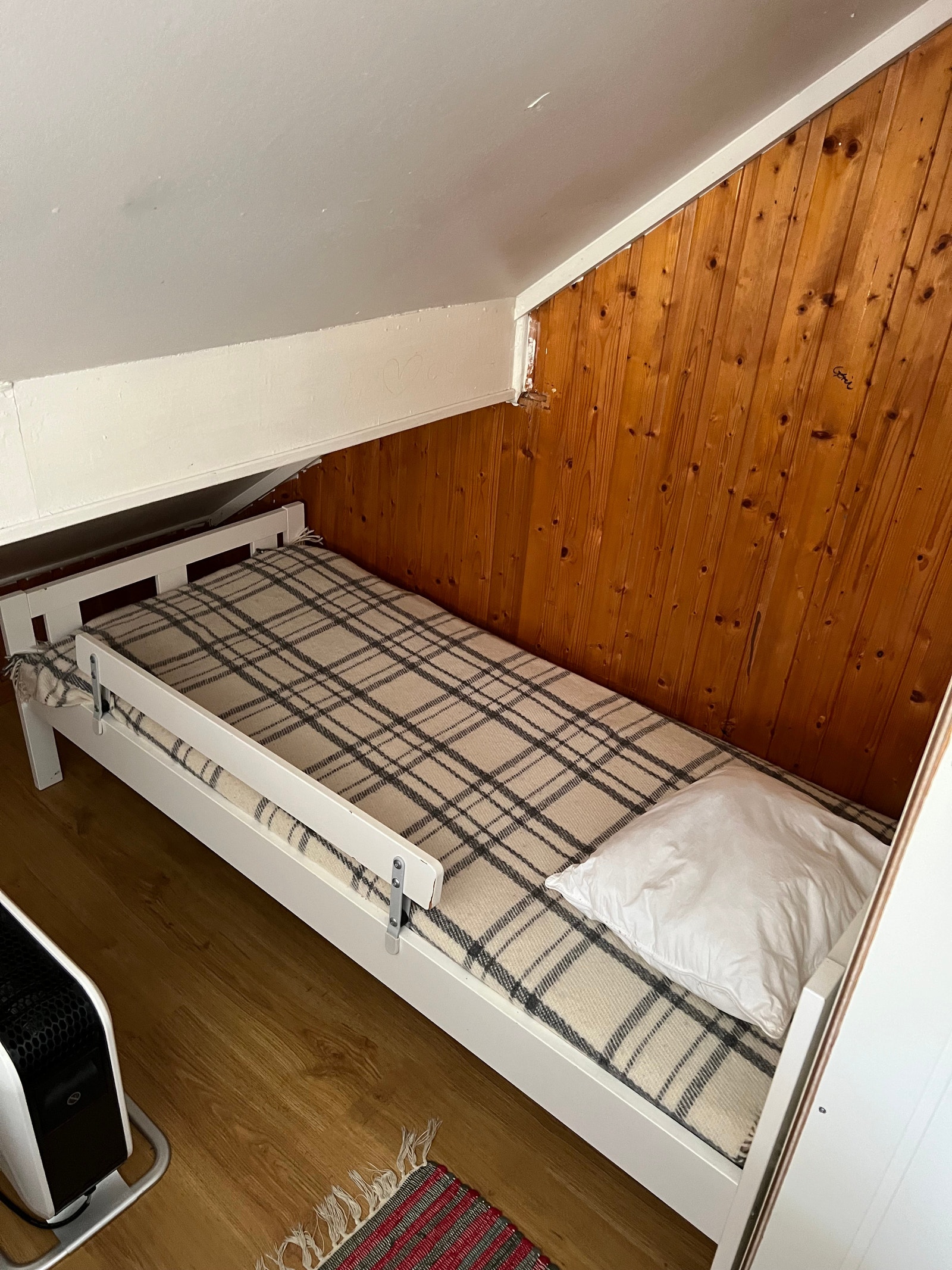 Barneseng (160cm) i rom med King size dobbelseng Galleribilde