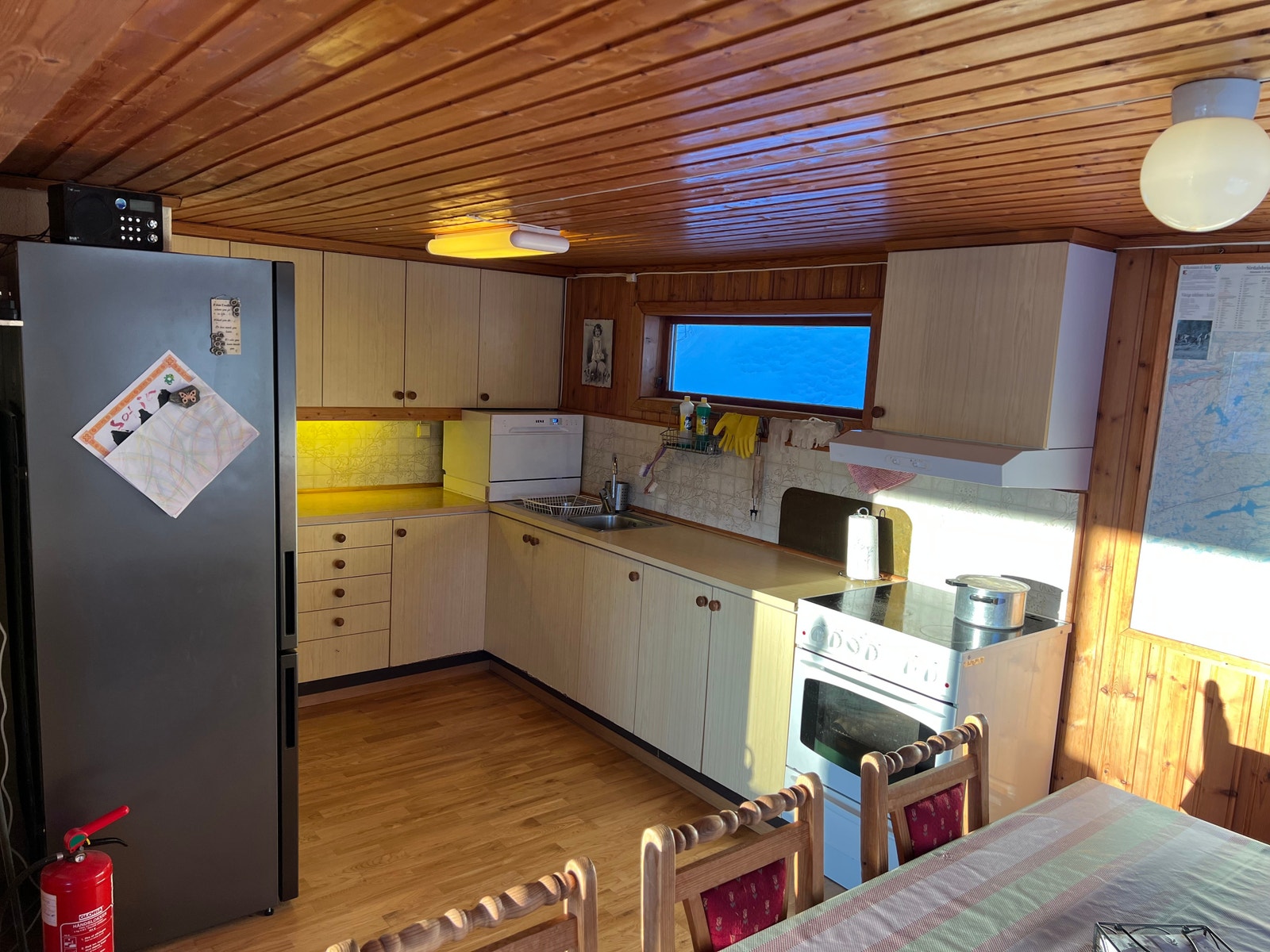 Kjøkken med nyere kjøleskap og benk oppvaskmaskin Galleribilde