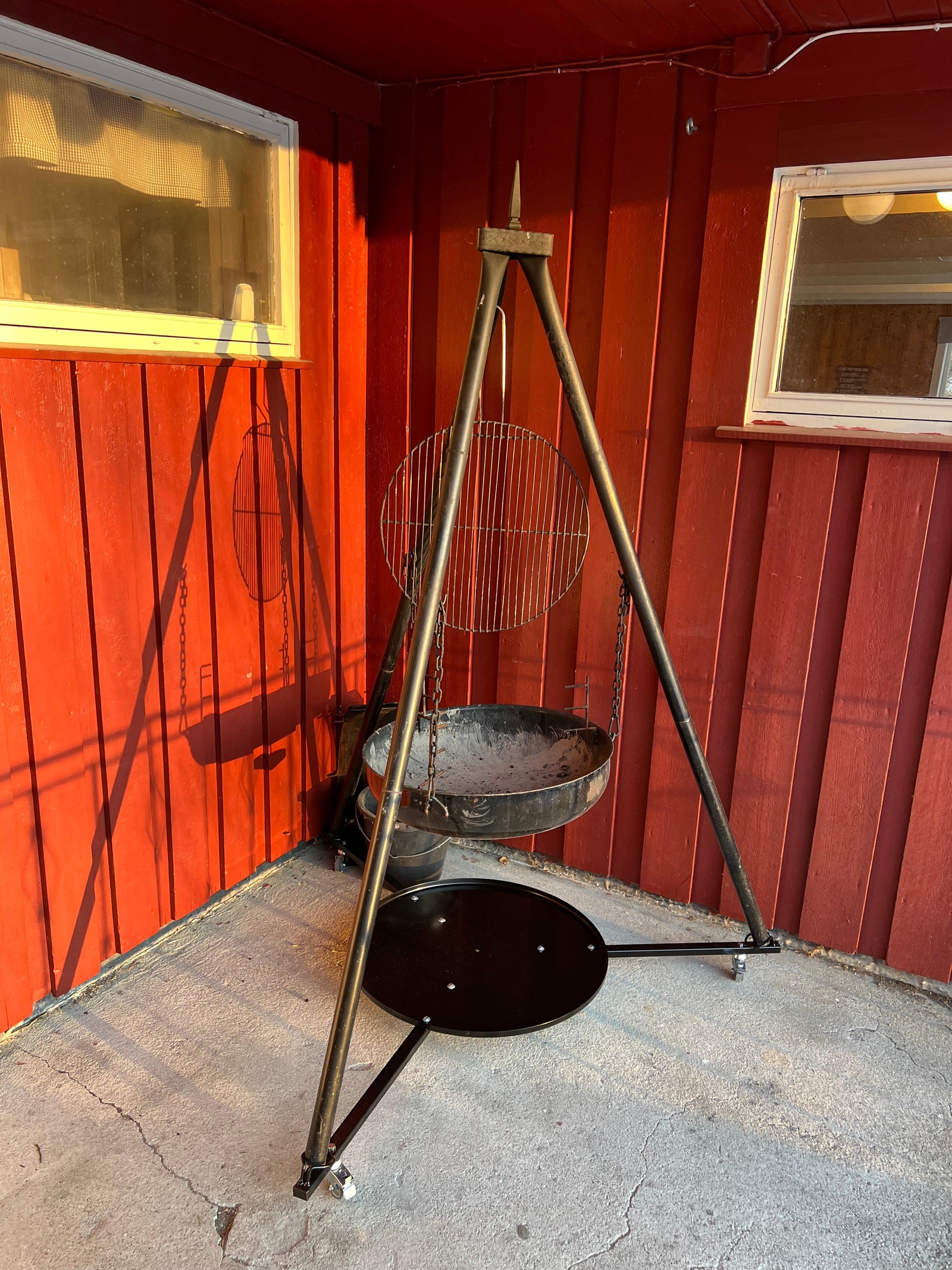 Espegard bålpanne med grillrist, popcorngryte og vaffeljern. Galleribilde