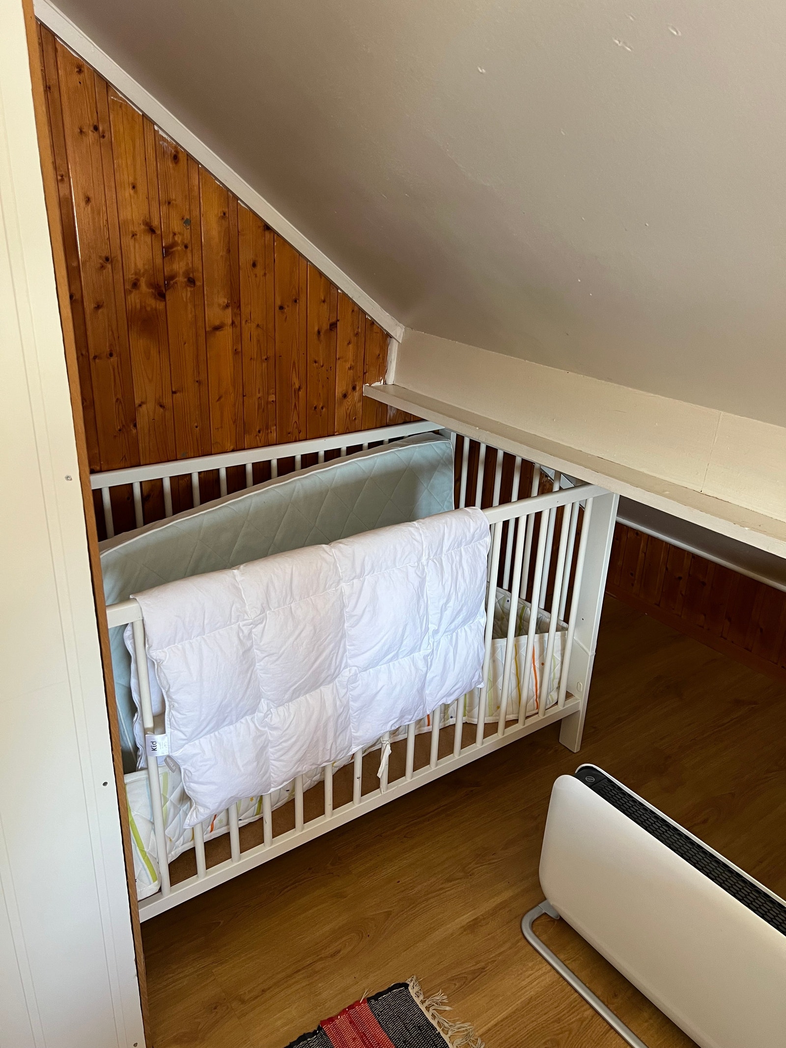 Sprinkelseng i soverom med Queen size dobbelseng Galleribilde