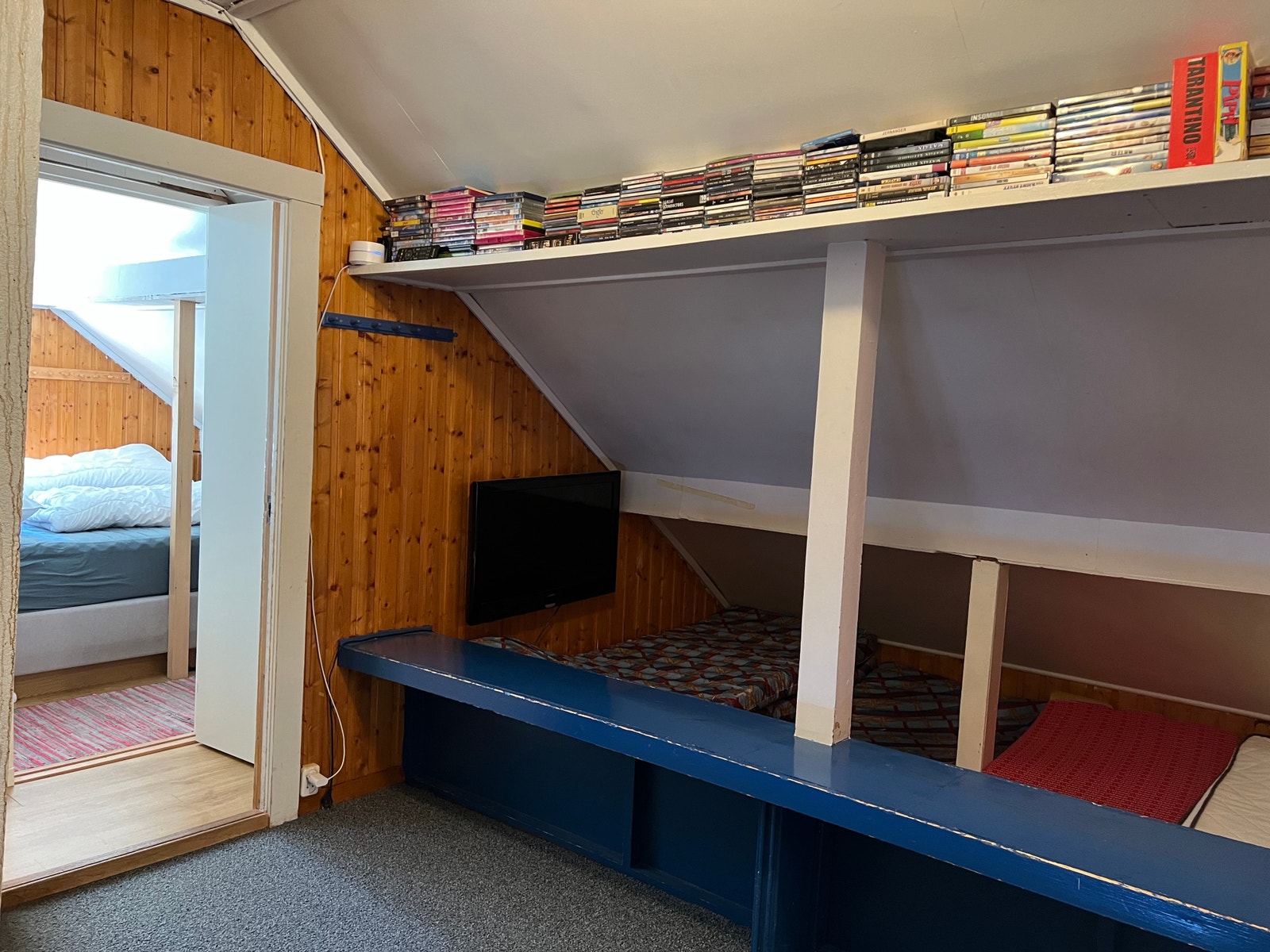 Lite oppholdsrom/gang med 4 soveplasser og TV Galleribilde