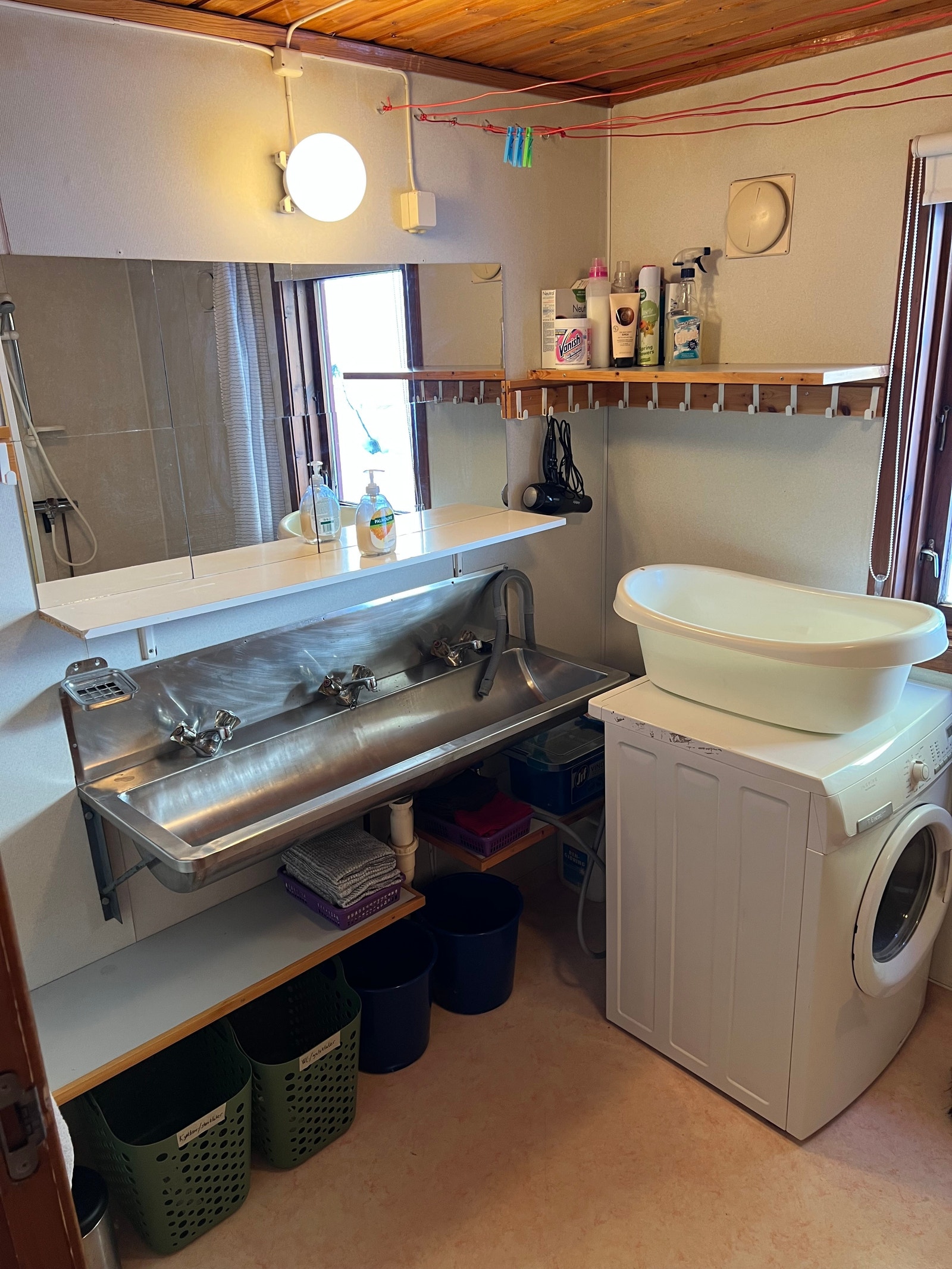 Eldre bad med dusj, toalett og vaskemaskin Galleribilde