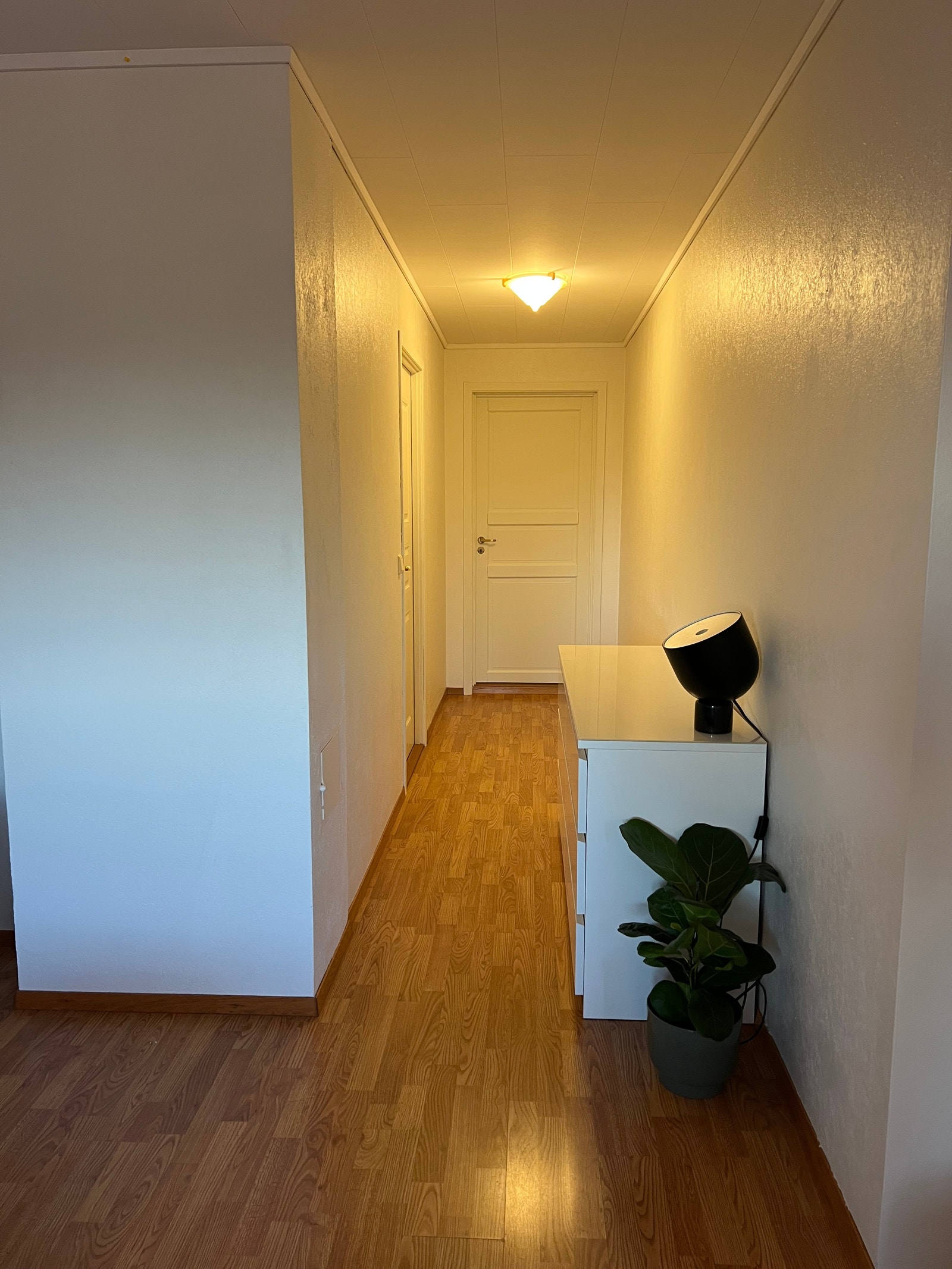 Gang inn til soverom, bad og bod Galleribilde