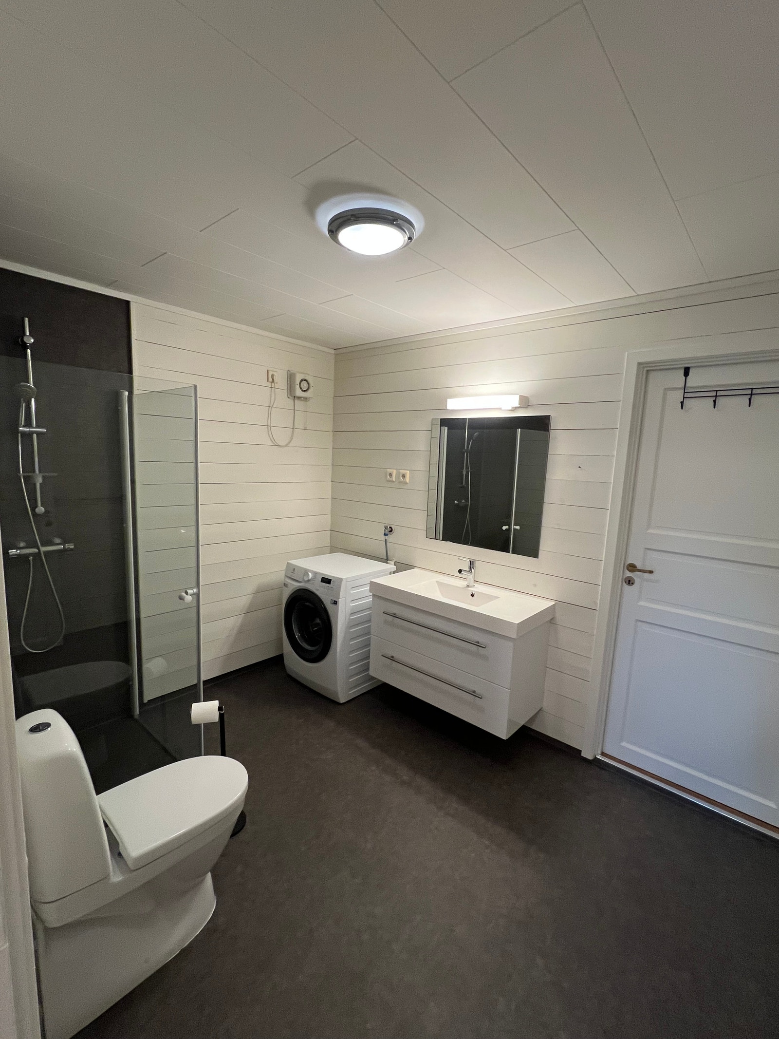 Bad med varmekabler og vaskemaskin Galleribilde