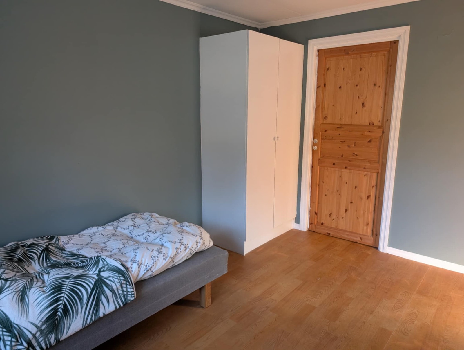 Soverommet har egen inngangsdør til badet. Galleribilde