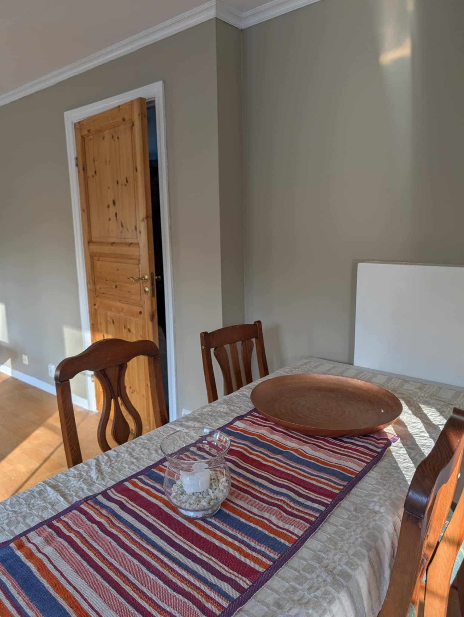 Grei spiseplass. Galleribilde