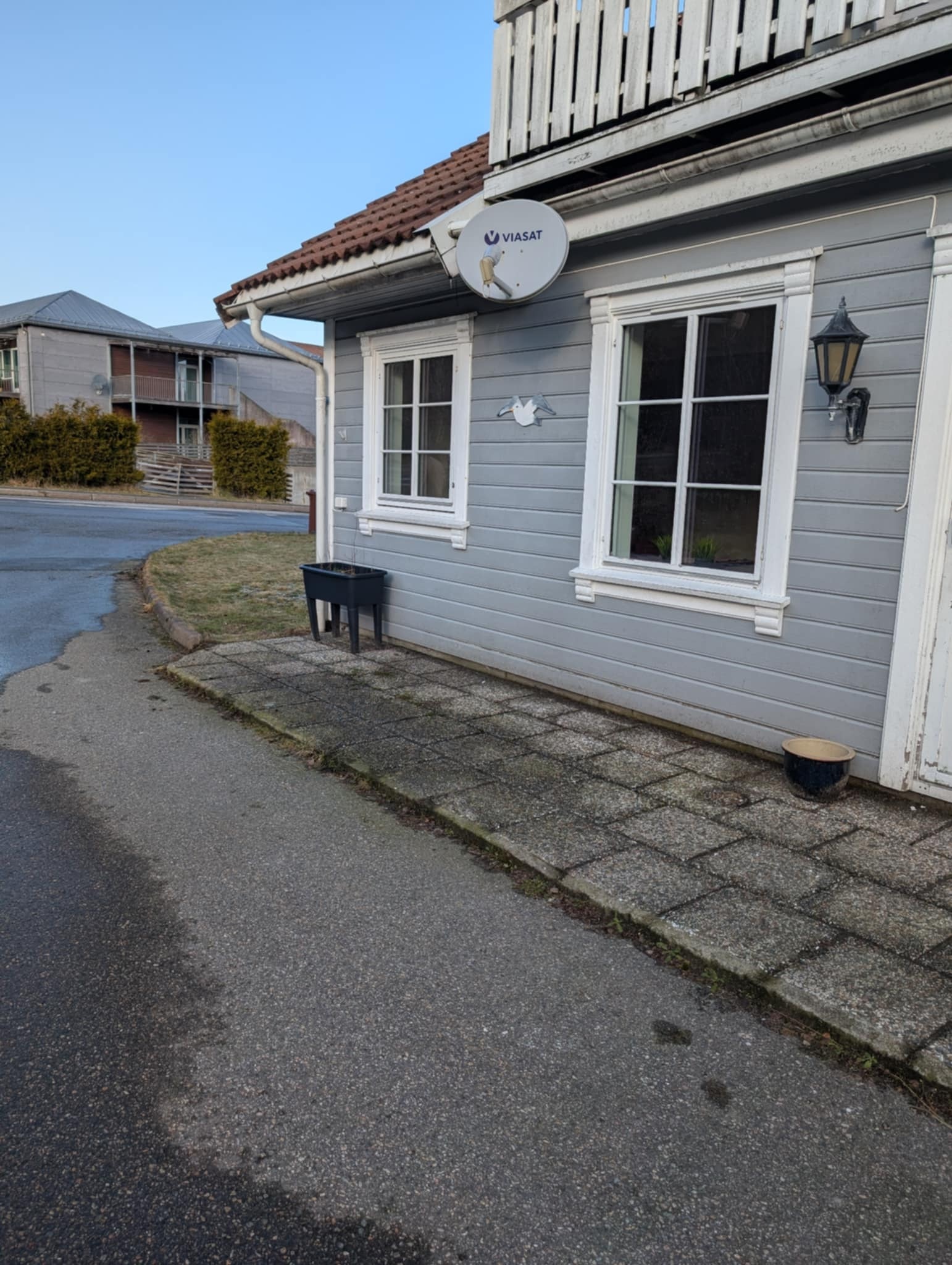 Leiligheten ligger sentralt i Høvåg sentrum. Galleribilde