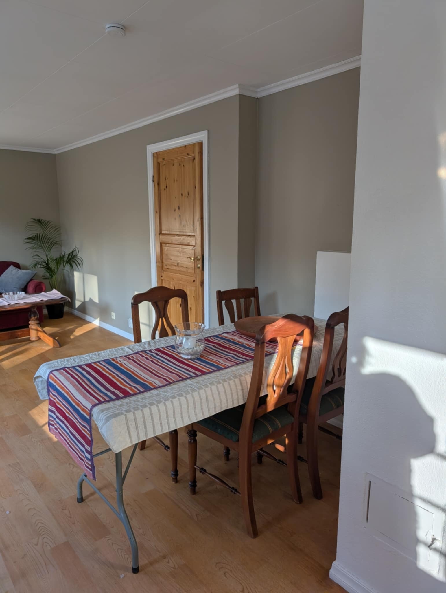 Grei spisestue. Galleribilde