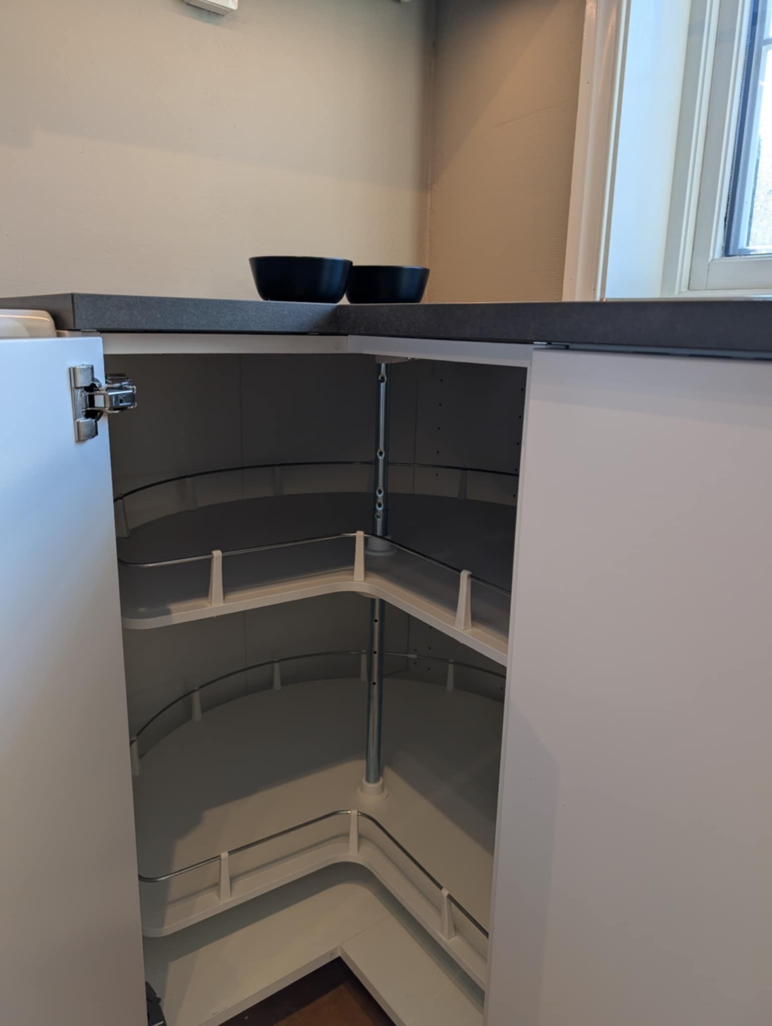 Greie skap på kjøkkenet. Galleribilde