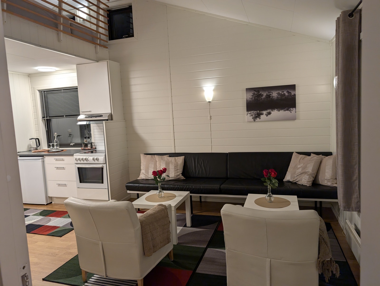 Stue m/sofa, bord og lenestoler Galleribilde