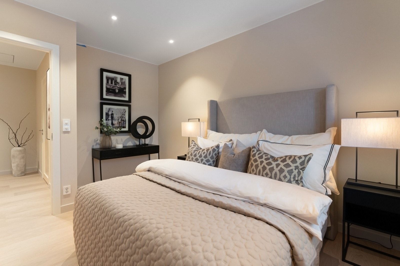 Hvert av rommene leveres med en-stavs eikeparkett på gulvet og malte vegger. Det er listefritt til tak og pent lyssatt med downlights. Galleribilde