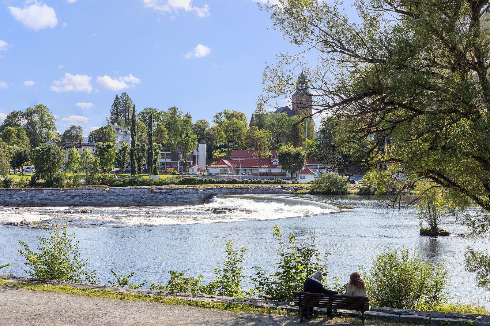 Umiddelbar nærhet til Lågen med flott turområde og parkmessige omgivelser langs elva. Galleribilde
