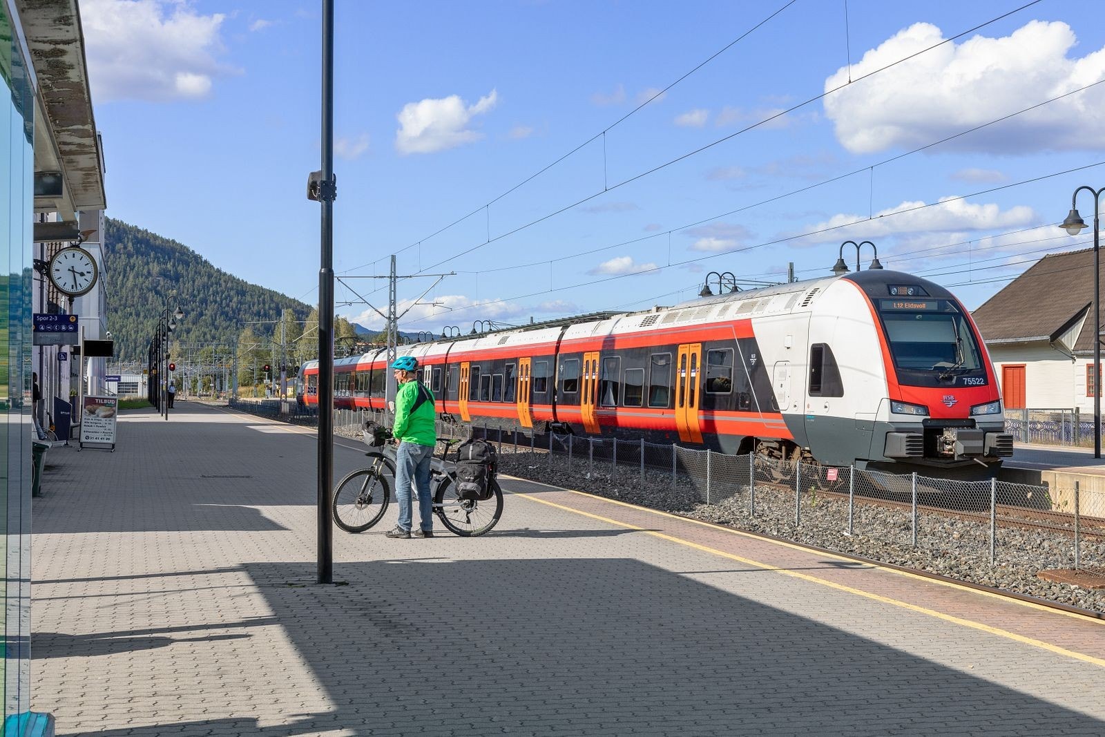 Kort vei til togstasjon med et godt offentlig transport Galleribilde