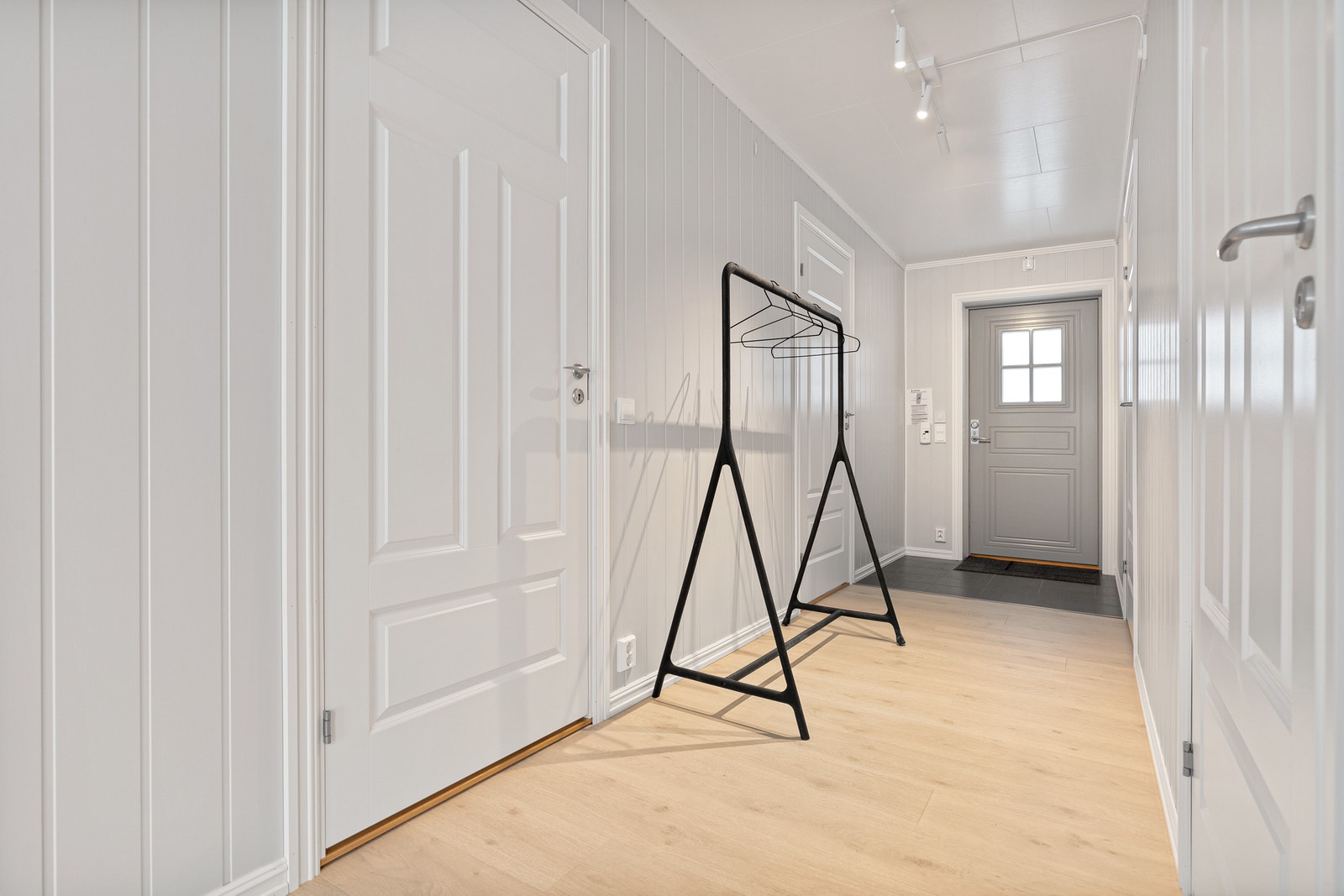 Gang med flislagt område foran inngangsdøren. Galleribilde