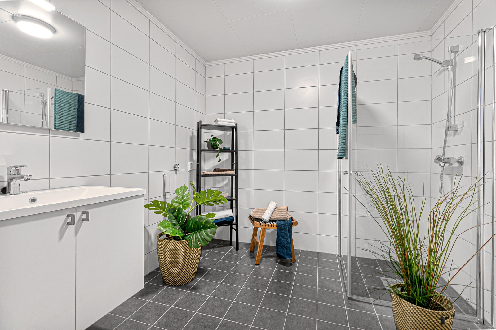 Flislagt bad med dusjhjørne. Plass til vaskemaskin. Galleribilde