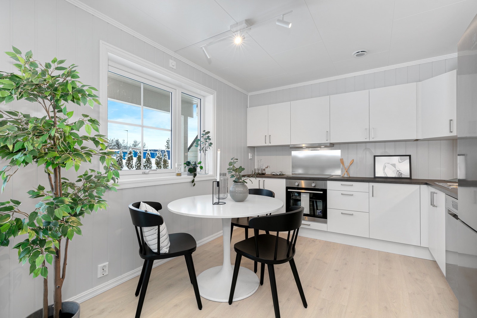 Vindu ved kjøkkenet gir godt lys Galleribilde