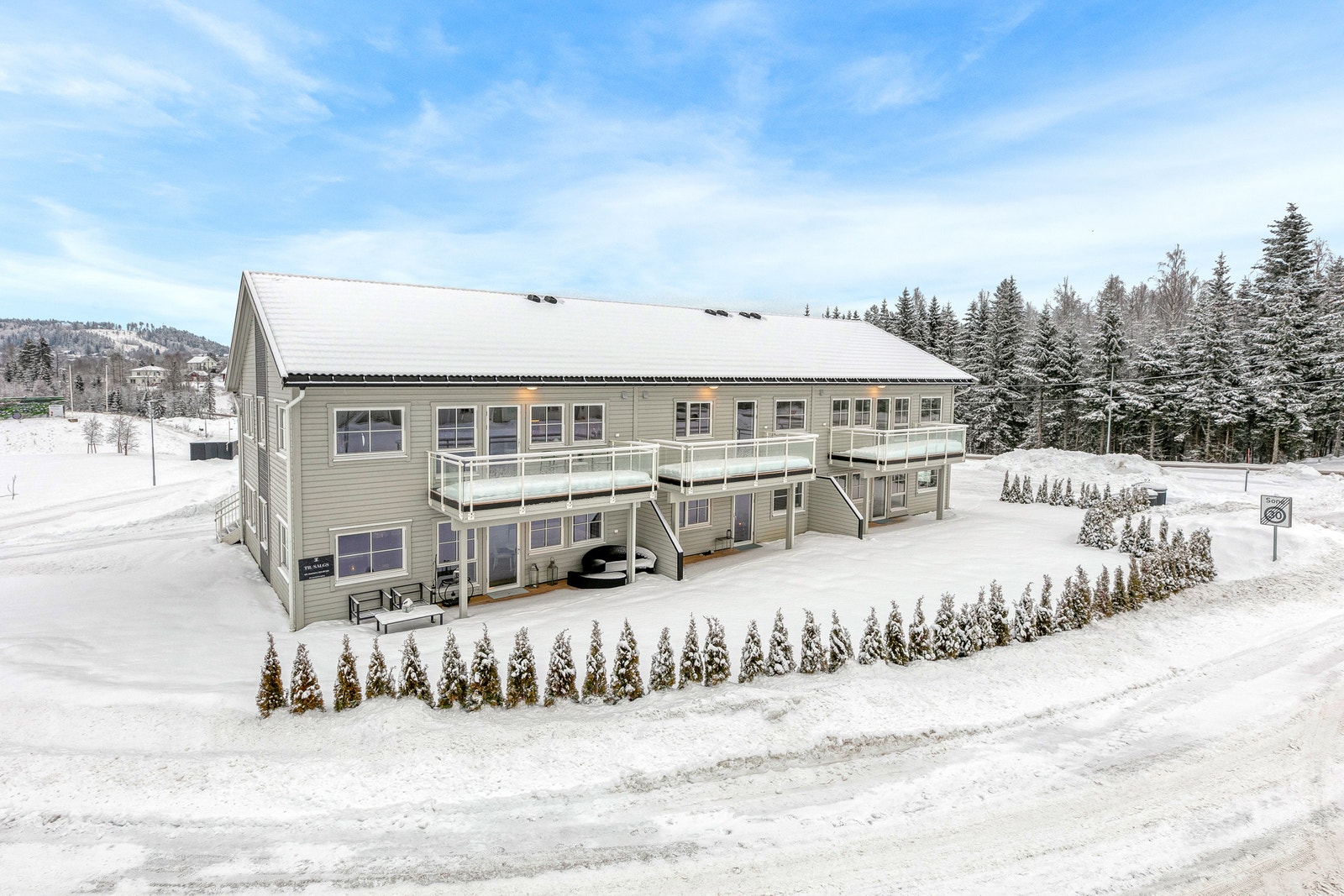 Leiligheten er den midterste i 1. etasje. Galleribilde