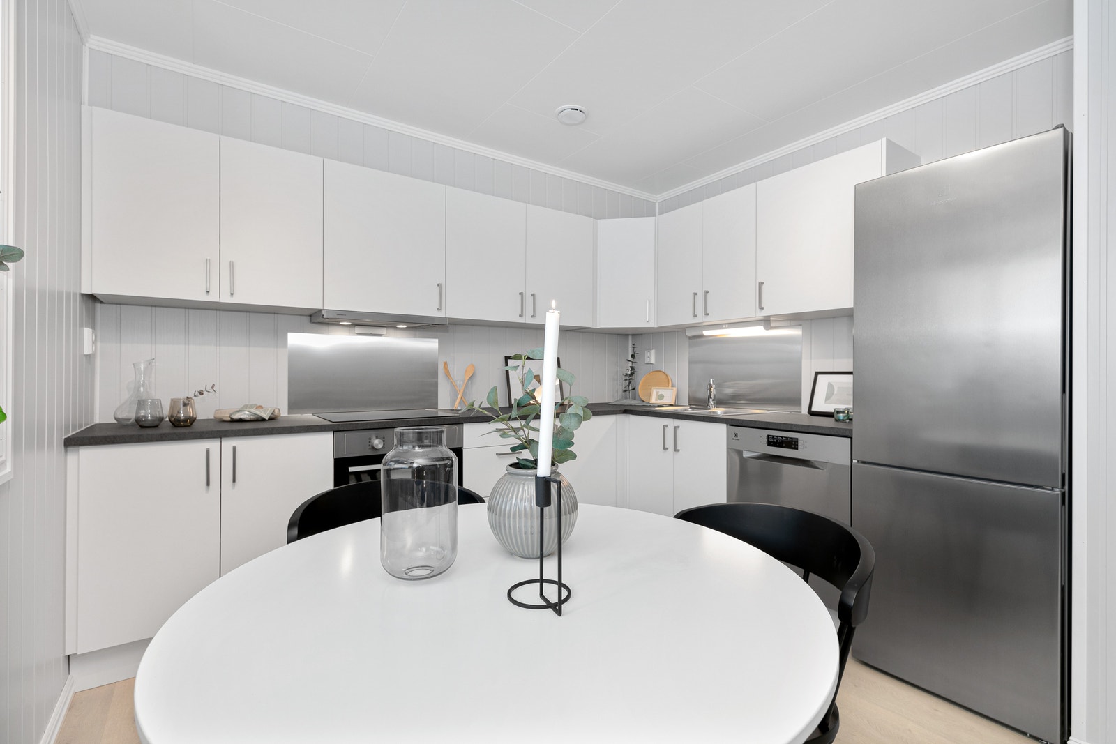 Lyst moderne kjøkken Galleribilde