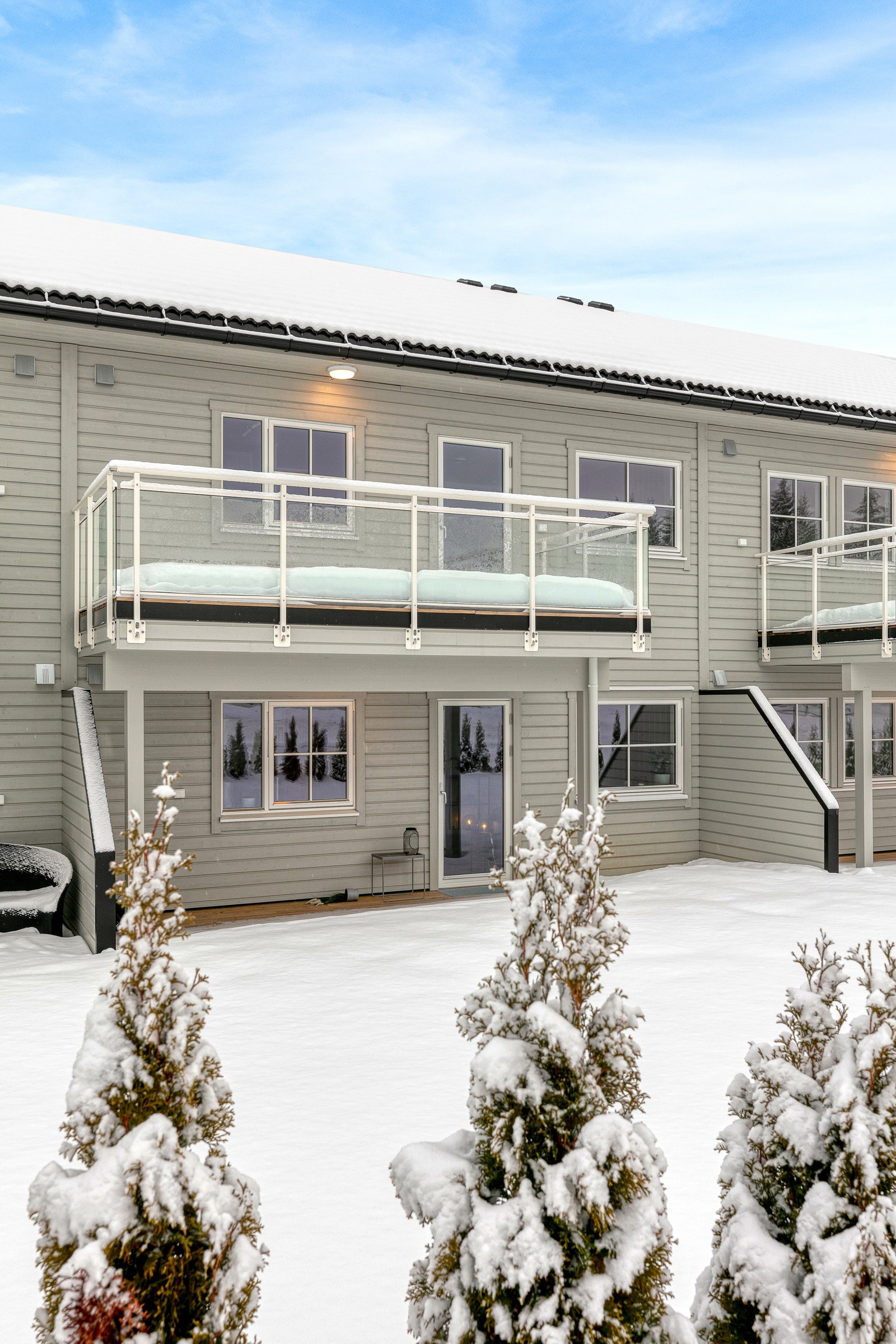 Leiligheten er den midterste i 1. etasje, med markplatt og en liten hage. Galleribilde