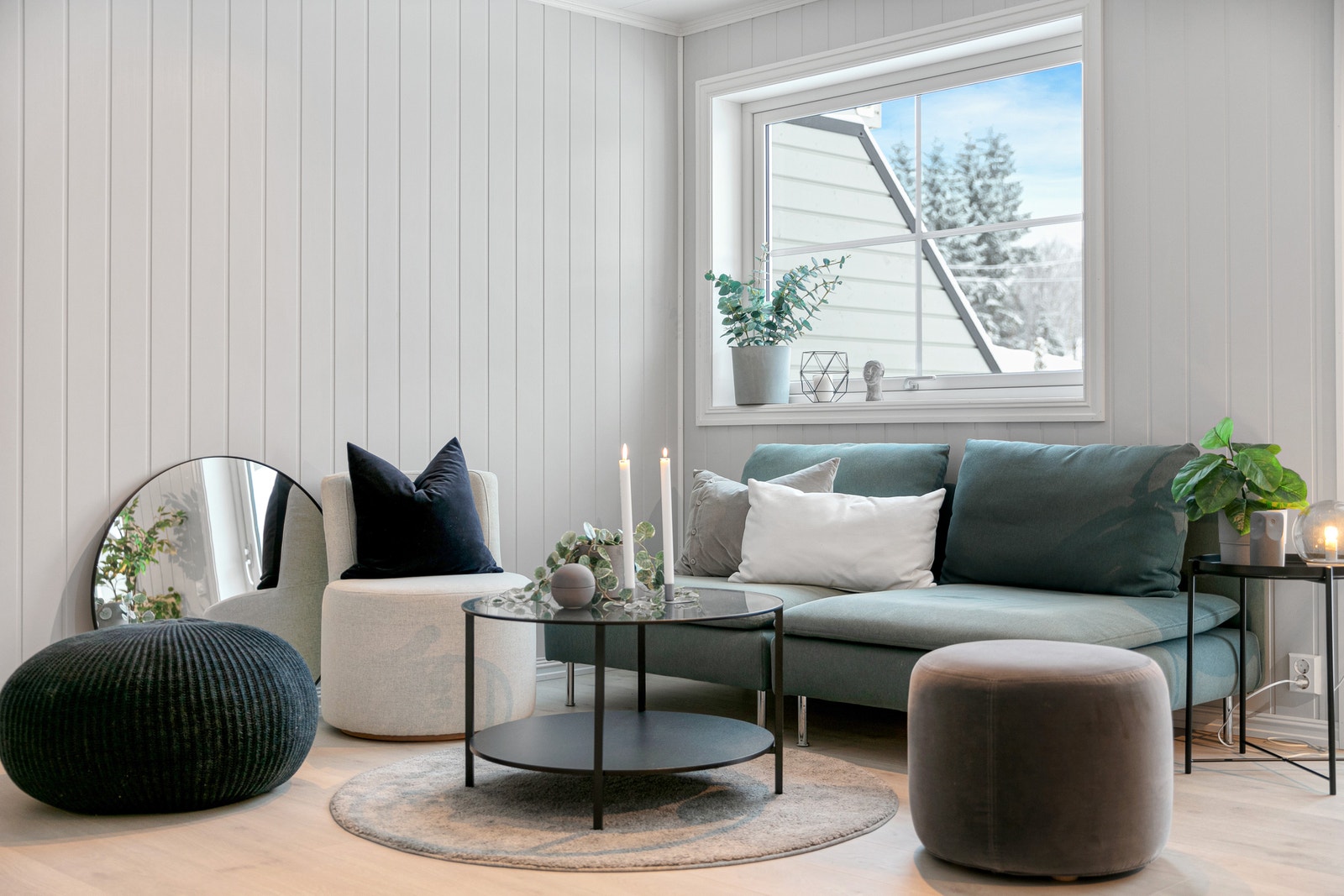 Stuen med vindu mot hagen Galleribilde