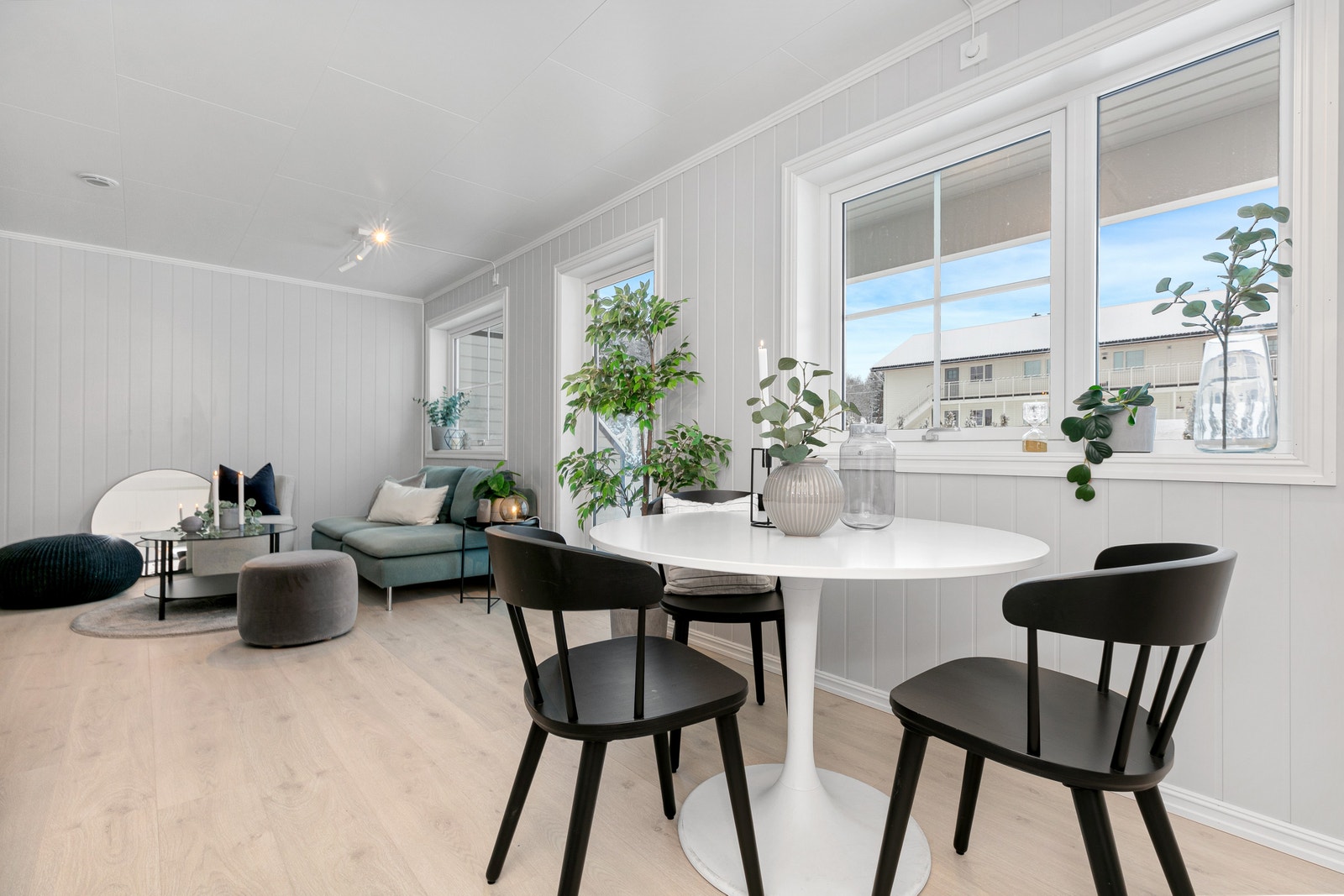 Fra kjøkken mot stuen. Foto er fra annen leilighet med lik planløsning. Galleribilde