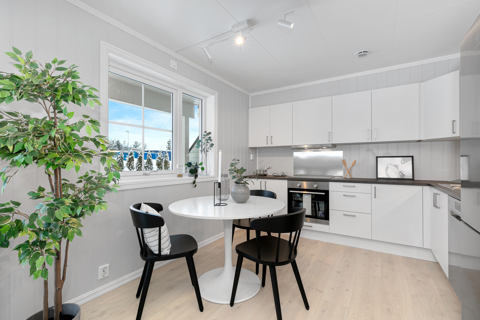 Vindu ved kjøkkenet gir godt lys. Foto er fra leilighet med lik planløsning. Galleribilde