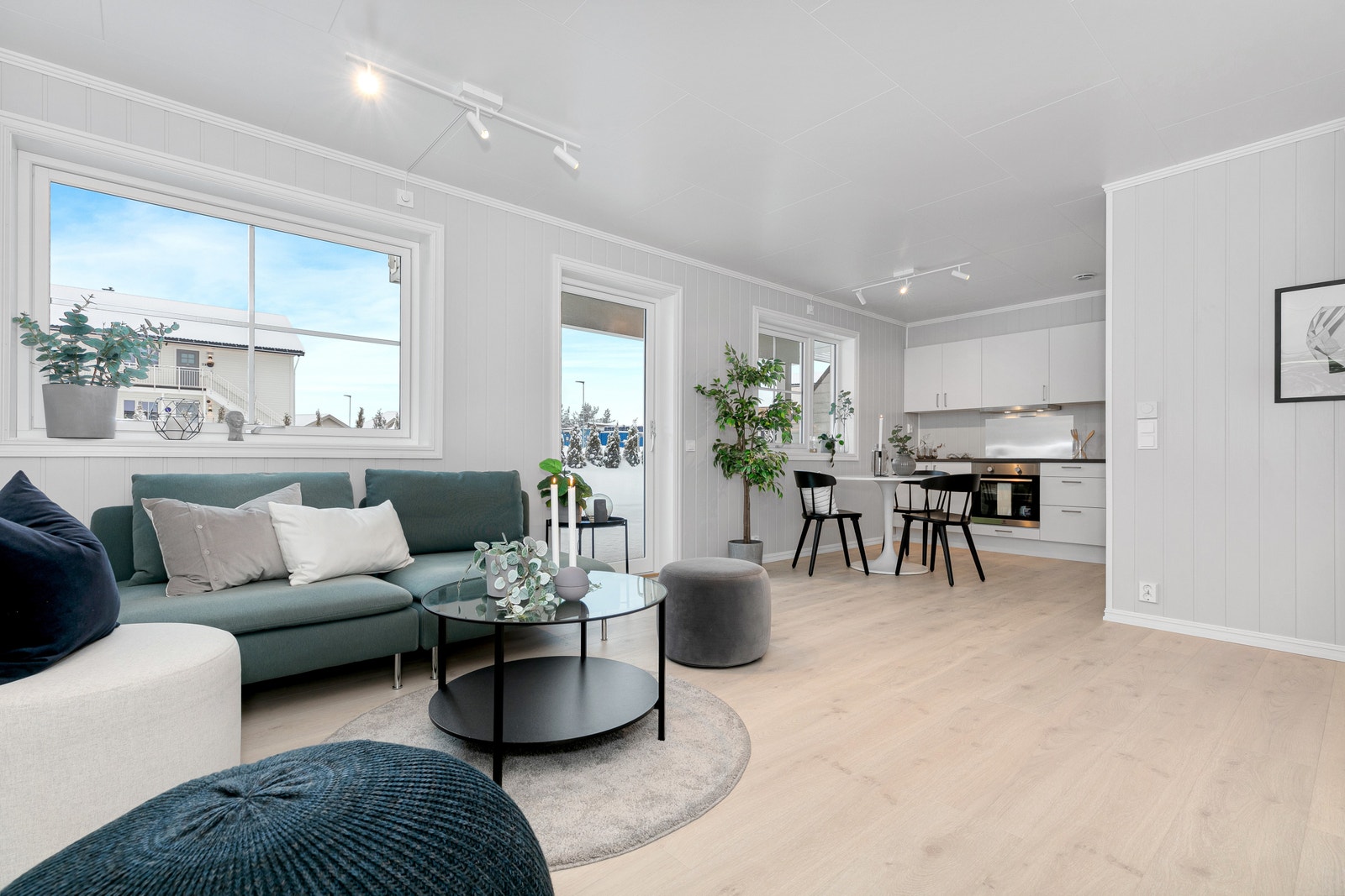 Leiligheten har åpen stue-kjøkkenløsning, terrassedør ut til veranda på 11 kvm. Foto er fra leilighet med lik planløsning. Galleribilde