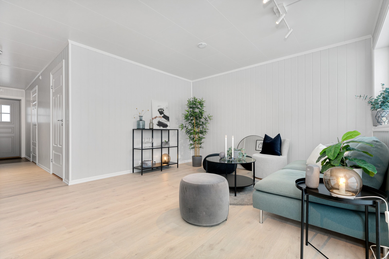 Åpen stue/kjøkkenløsning og lys fra vinduene bidrar til et romslig uttrykk. Foto er fra annen leilighet med lik planløsning. Galleribilde