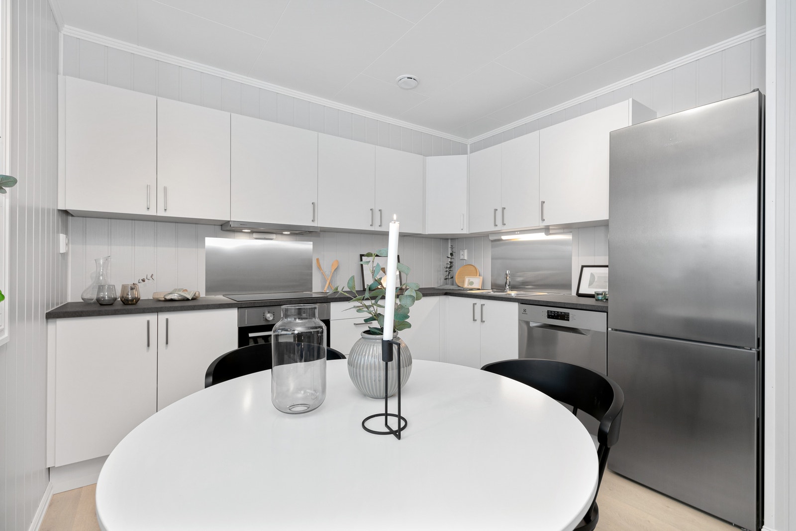 Kjøkken og gang. Foto er fra annen leilighet med lik planløsning. Galleribilde