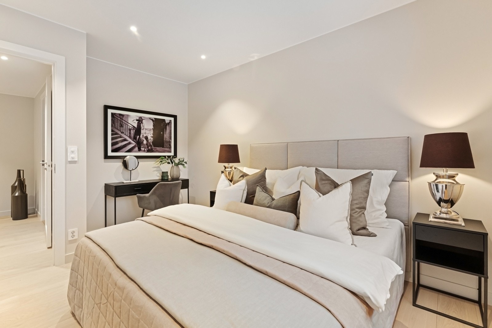 Hvert av rommene leveres med en-stavs eikeparkett på gulvet og malte vegger i fargen Kalk. Det er listefritt til tak og pent lyssatt med downlights. Galleribilde