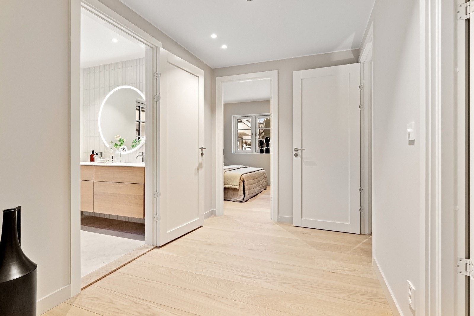 Fra gangen har man tilgang til hovedsoverommet med en suite bad, soverom 2 og bad 2, samt eget vaskerom. Vaskerom leveres med store gulvfliser, downlights og varmekabler. Rommet blir også utstyrt med benkeplate, vaskekum og armatur fra Dornbracht. Galleribilde
