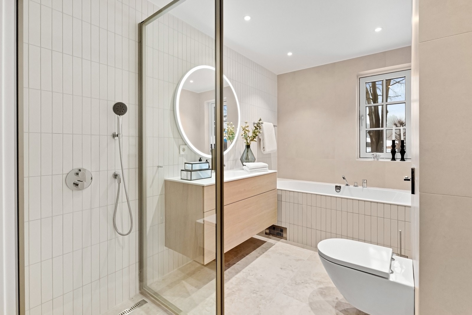 Hovedsoverommet er tilknyttet eget bad fra et mulig omkledningsrom. Badet tilknyttet hovedsoverommet har innebygget badekar fra Villeroy & Boch, av typen Oberon 2.0, samt dusjhjørne med glassdører. Galleribilde