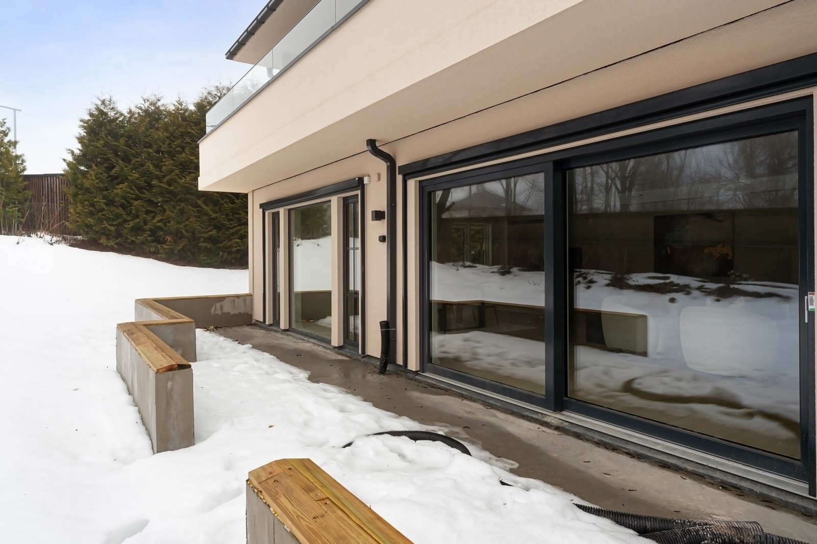 Fra den åpne stue-/kjøkkenløsningen er det utgang til en privat markterrasse på ca. 44 kvm. Uteplassen leveres med dekke av fliser i størrelse 60 x 60 cm og elektrisk opplegg for en eventuell markise. Galleribilde